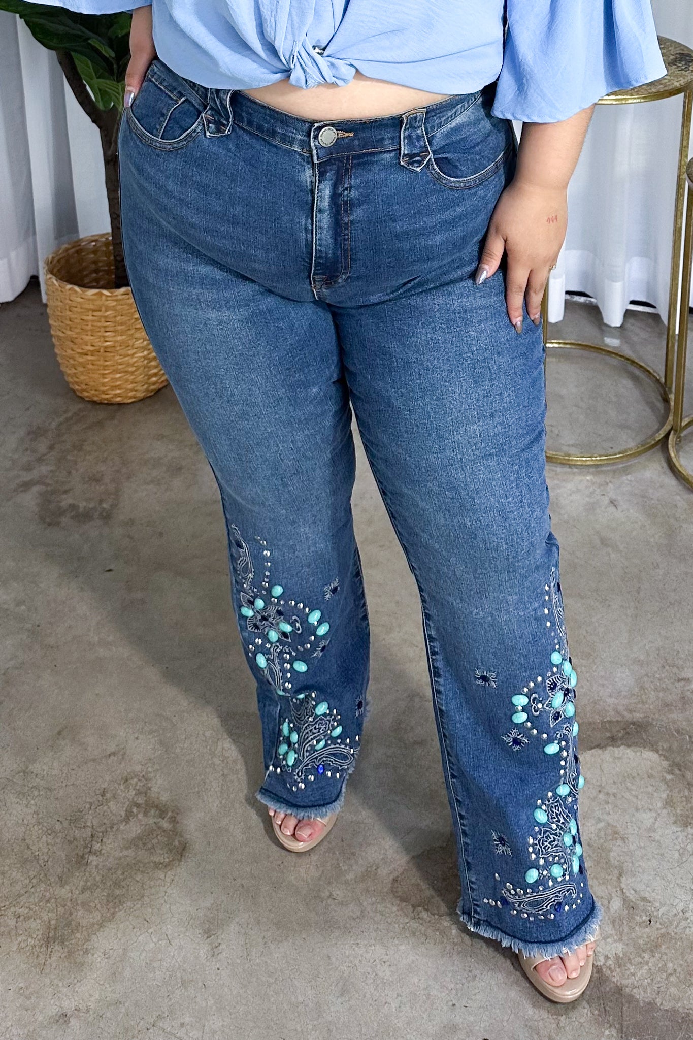 Jeans campana con aplicaciones