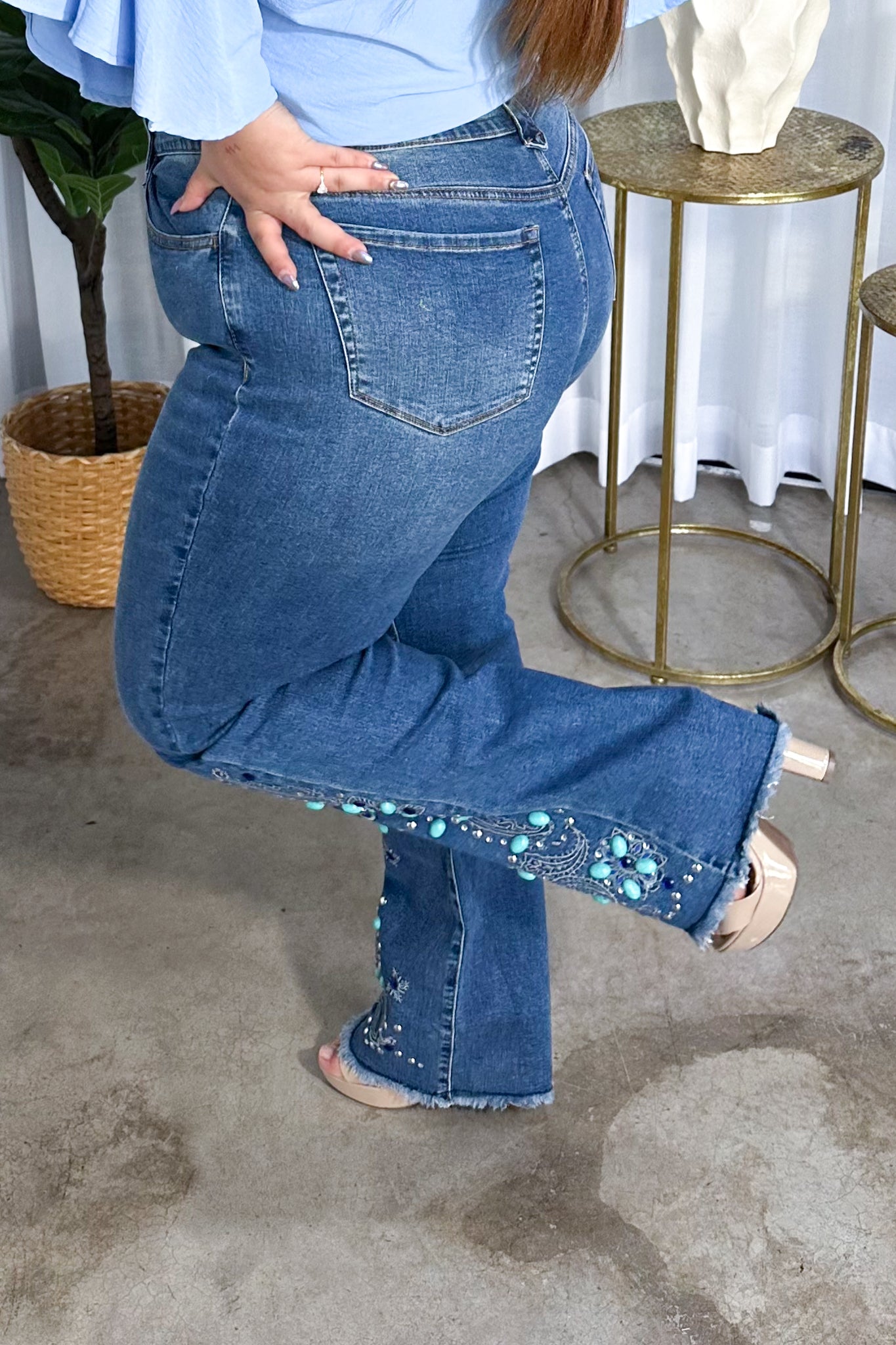 Jeans campana con aplicaciones