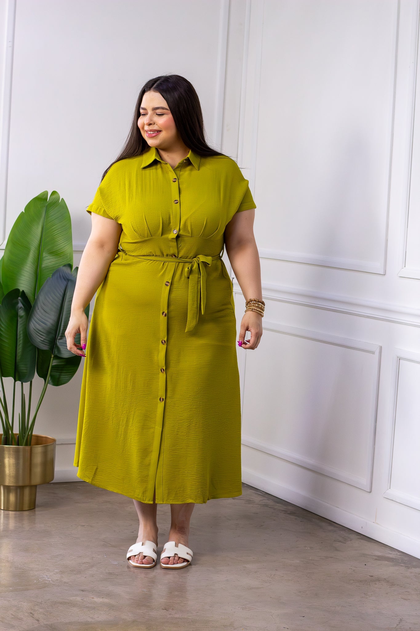 Modelo curvy usando vestido camisero midi verde olivo de crepé con cinto lazo y pinzas en busto, talla extra plus size