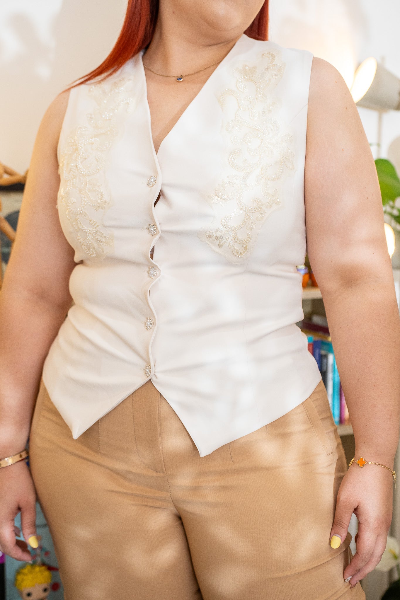 Chaleco Curvy Bordado Ivory pose