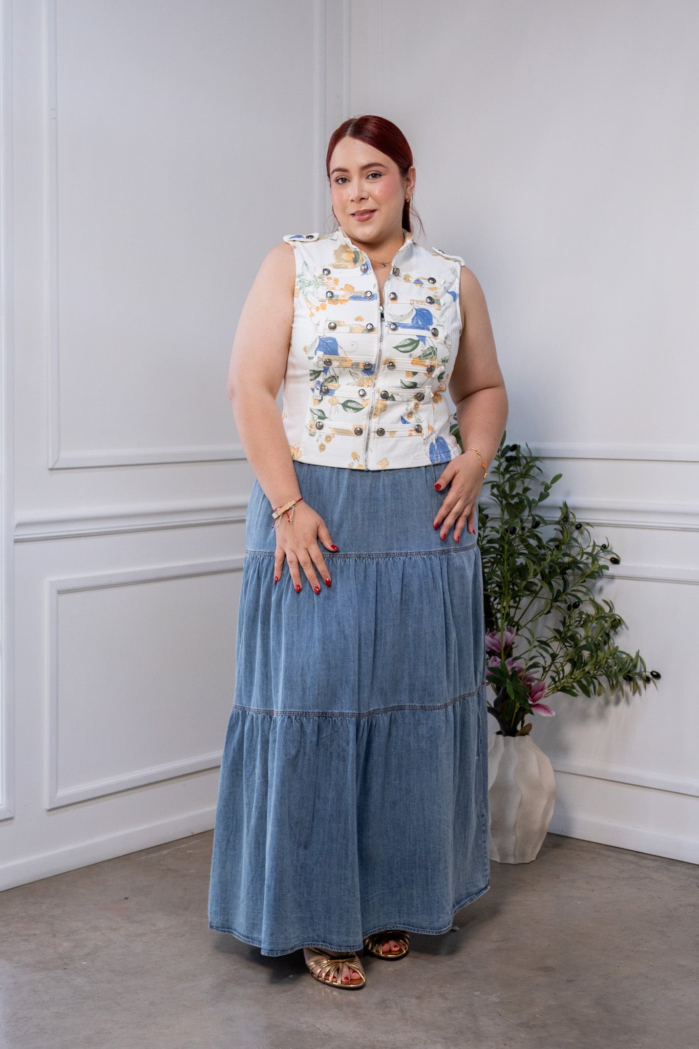 Chaleco Curvy Blanco Floral con Botones Metálicos