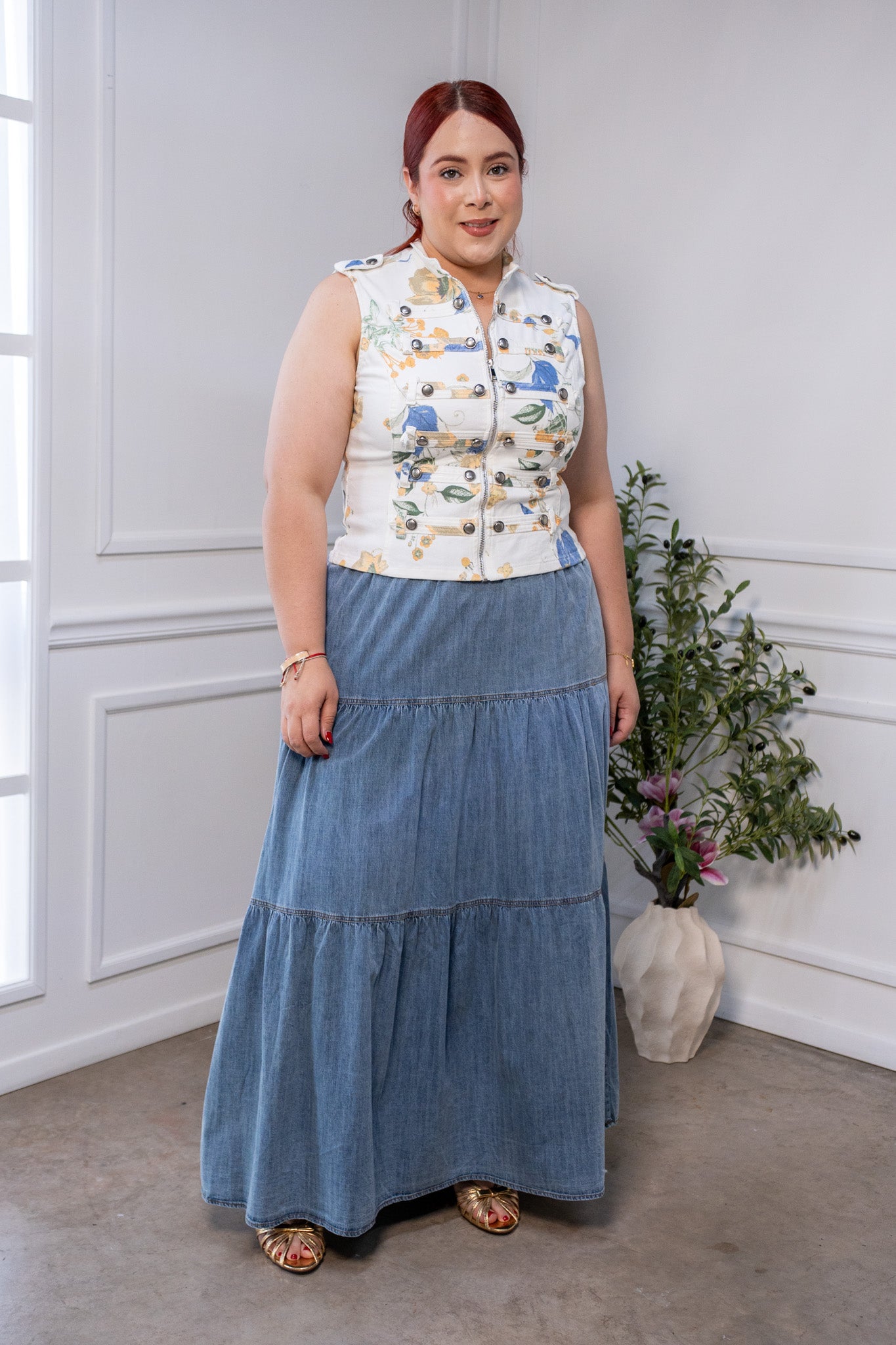 Chaleco Curvy Blanco Floral con Botones Metálicos