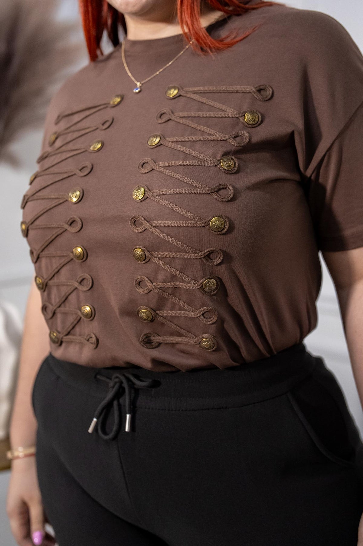 Blusa Curvy Napoleón Botones Dorados Café