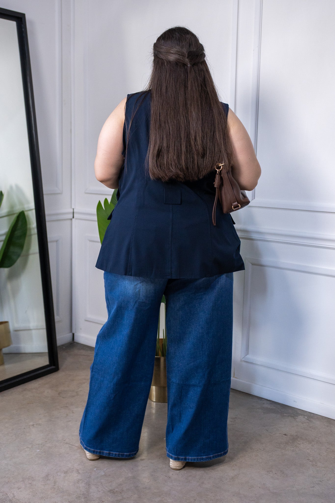 Modelo curvy usando Set Short y Chaleco Curvy con Cinto Navy, talla extra plus size
