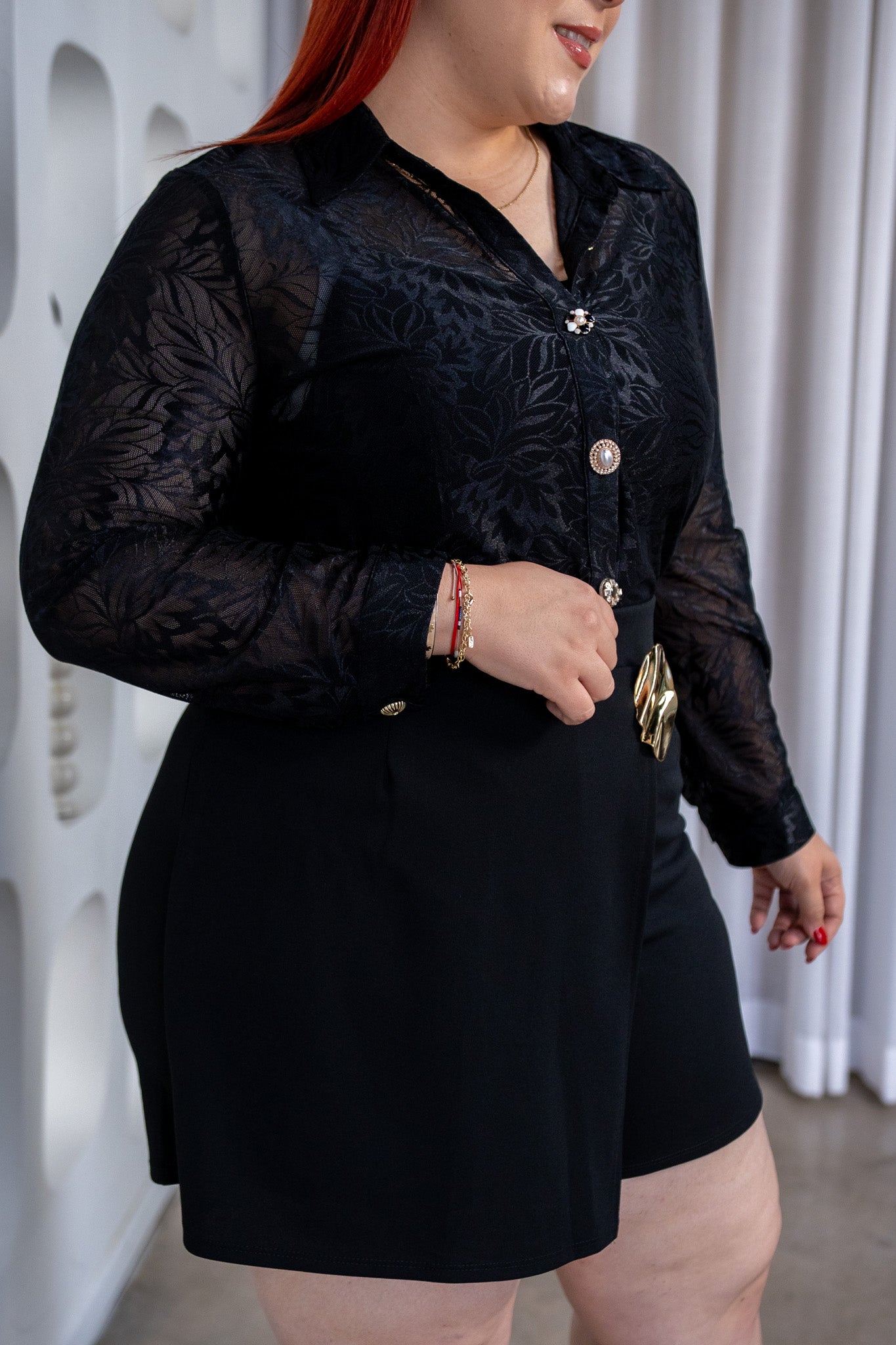 Camisa Curvy Mesh Print Flores Negra
