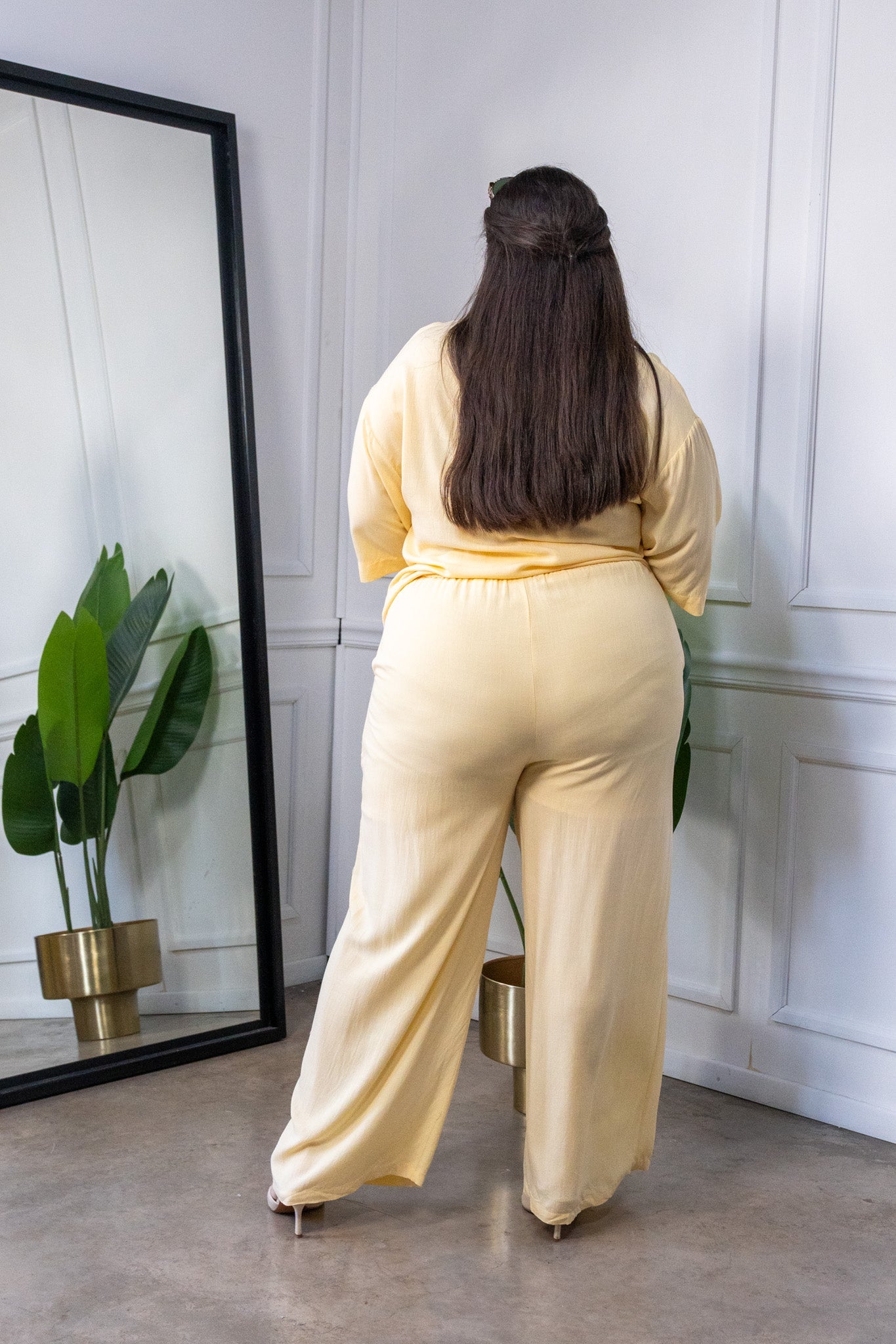 Modelo curvy usando Set Blusa y Pantalon Curvy Lino Amarillo, talla extra plus size
