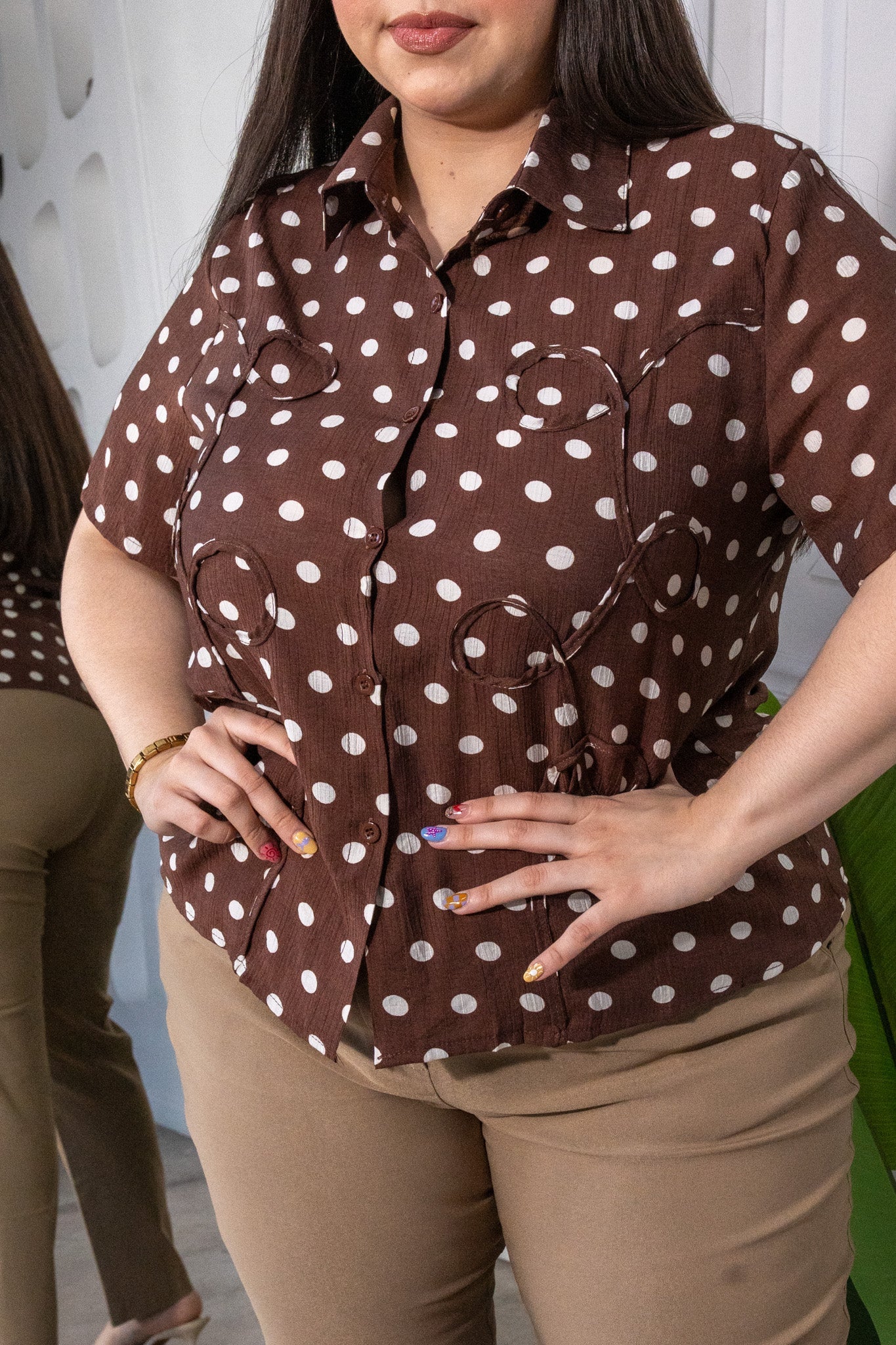Modelo curvy usando Camisa Curvy Polka Dots con Detalles Cafe, talla extra plus size
