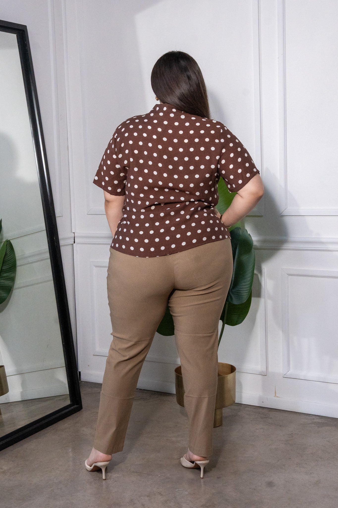 Modelo curvy usando Camisa Curvy Polka Dots con Detalles Cafe, talla extra plus size