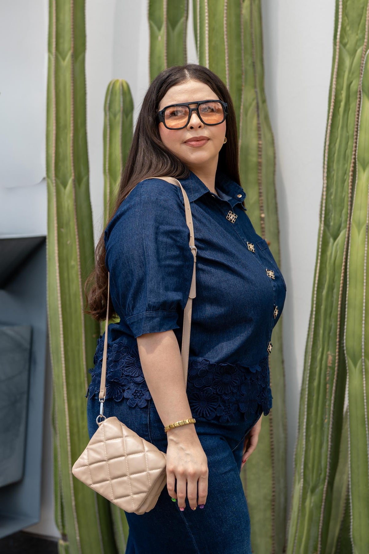 Camisa Denim con Encaje Cropped Curvy Oscuro