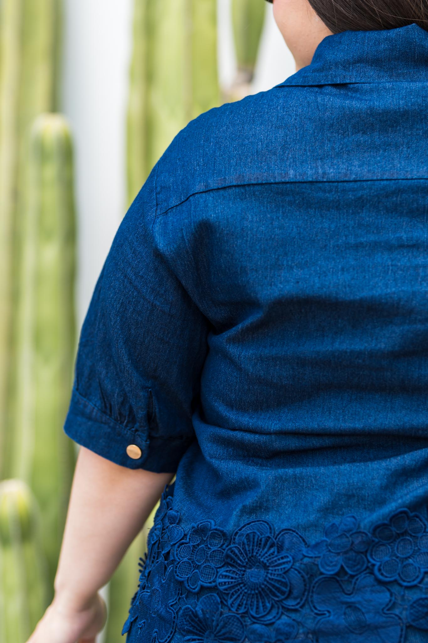 Camisa Denim con Encaje Cropped Curvy Oscuro