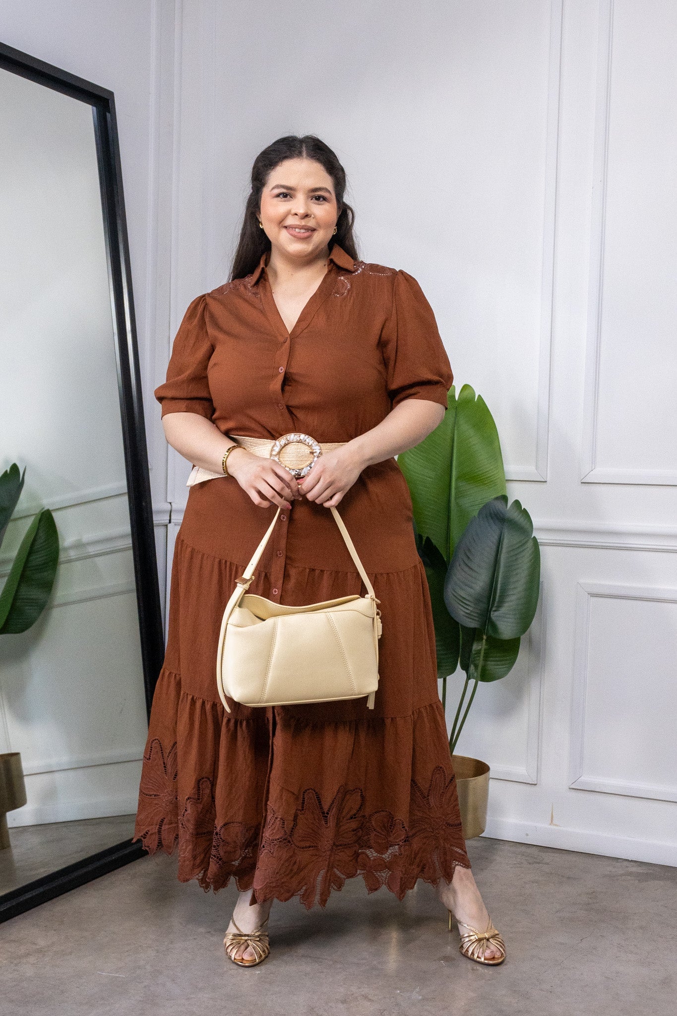Modelo curvy usando Maxi Vestido Camisero Curvy con Bordado Cafe, talla extra plus size