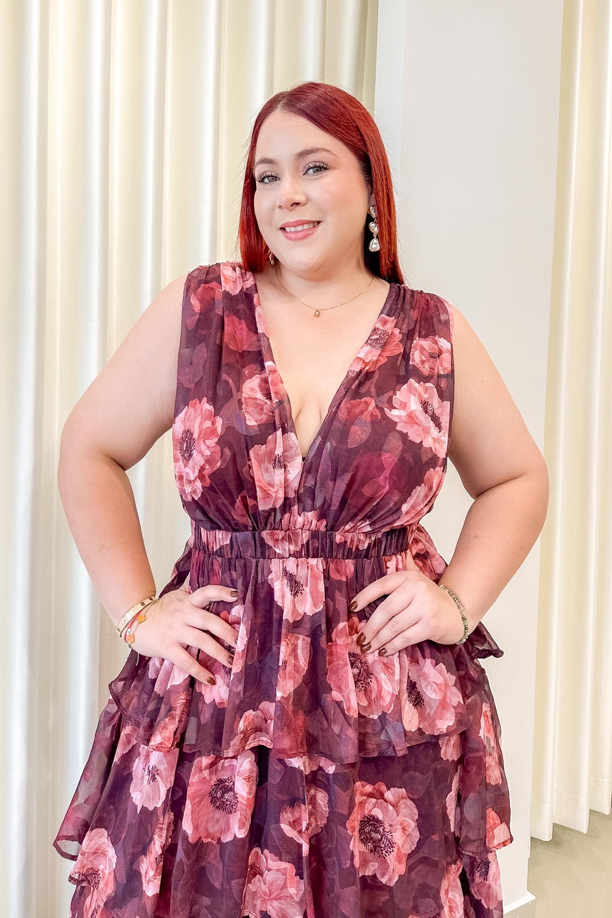Vestido Midi Curvy Floral de Holanes Escote V Tinto
