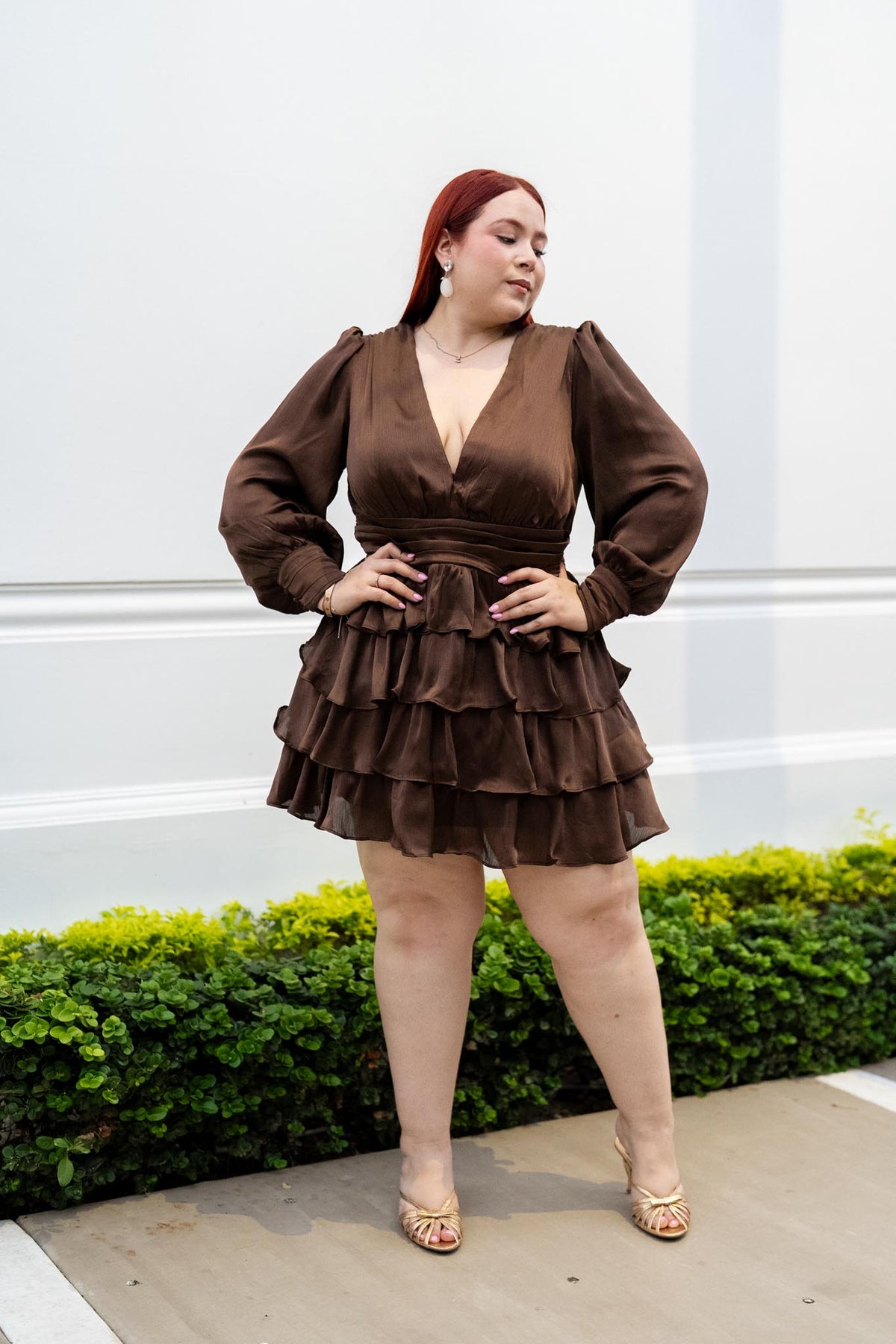 Vestido Curvy Escote V Holanes Satín Café