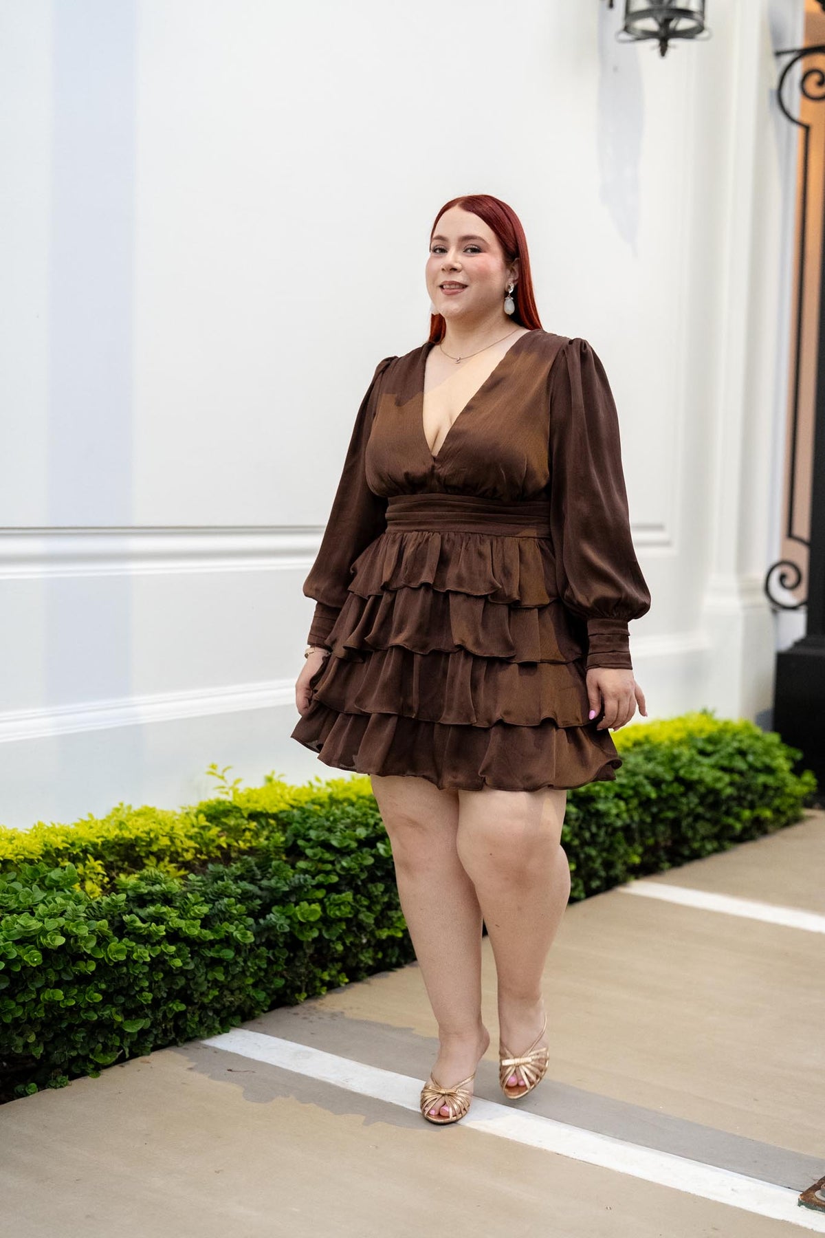 Vestido Curvy Escote V Holanes Satín Café