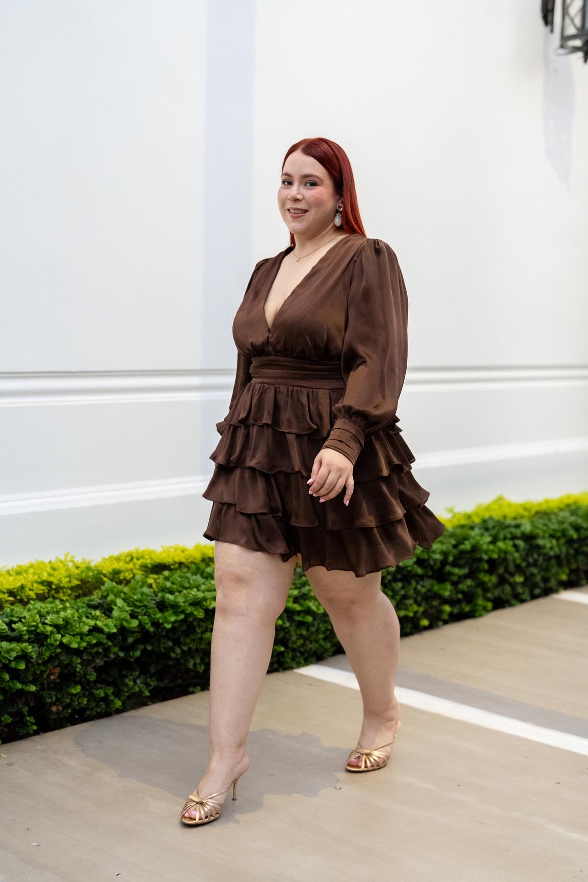 Vestido Curvy Escote V Holanes Satín Café