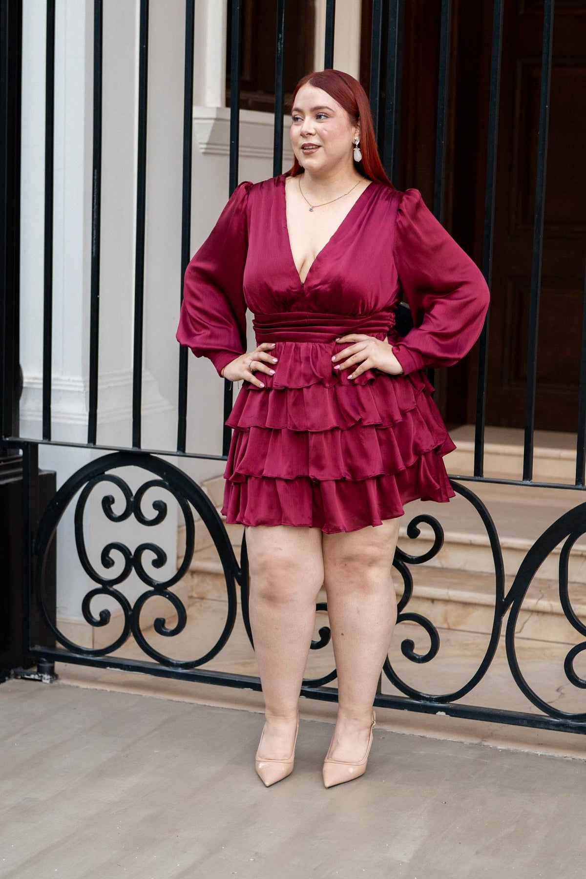 Vestido Curvy Escote V Holanes Satín Tinto