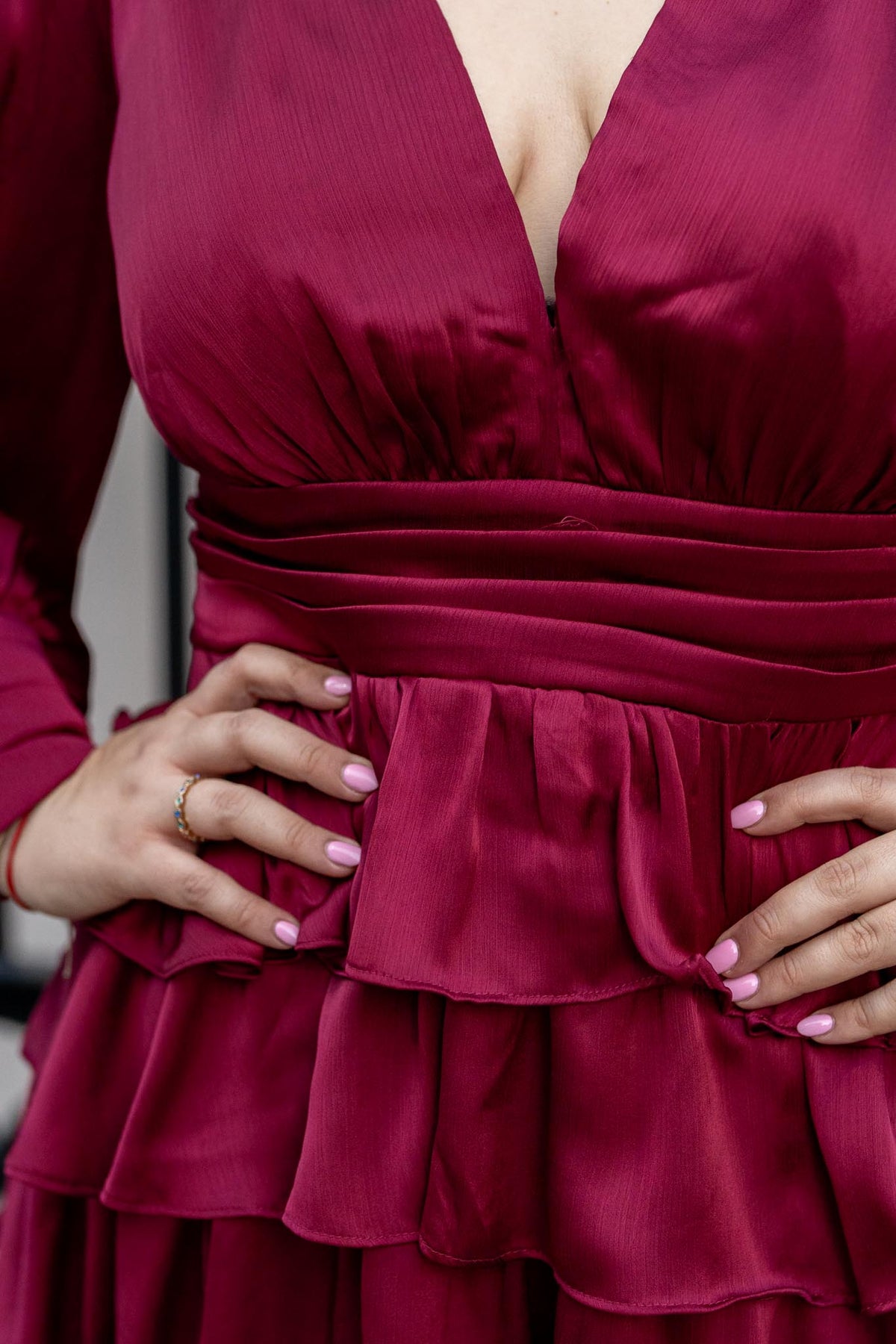 Vestido Curvy Escote V Holanes Satín Tinto