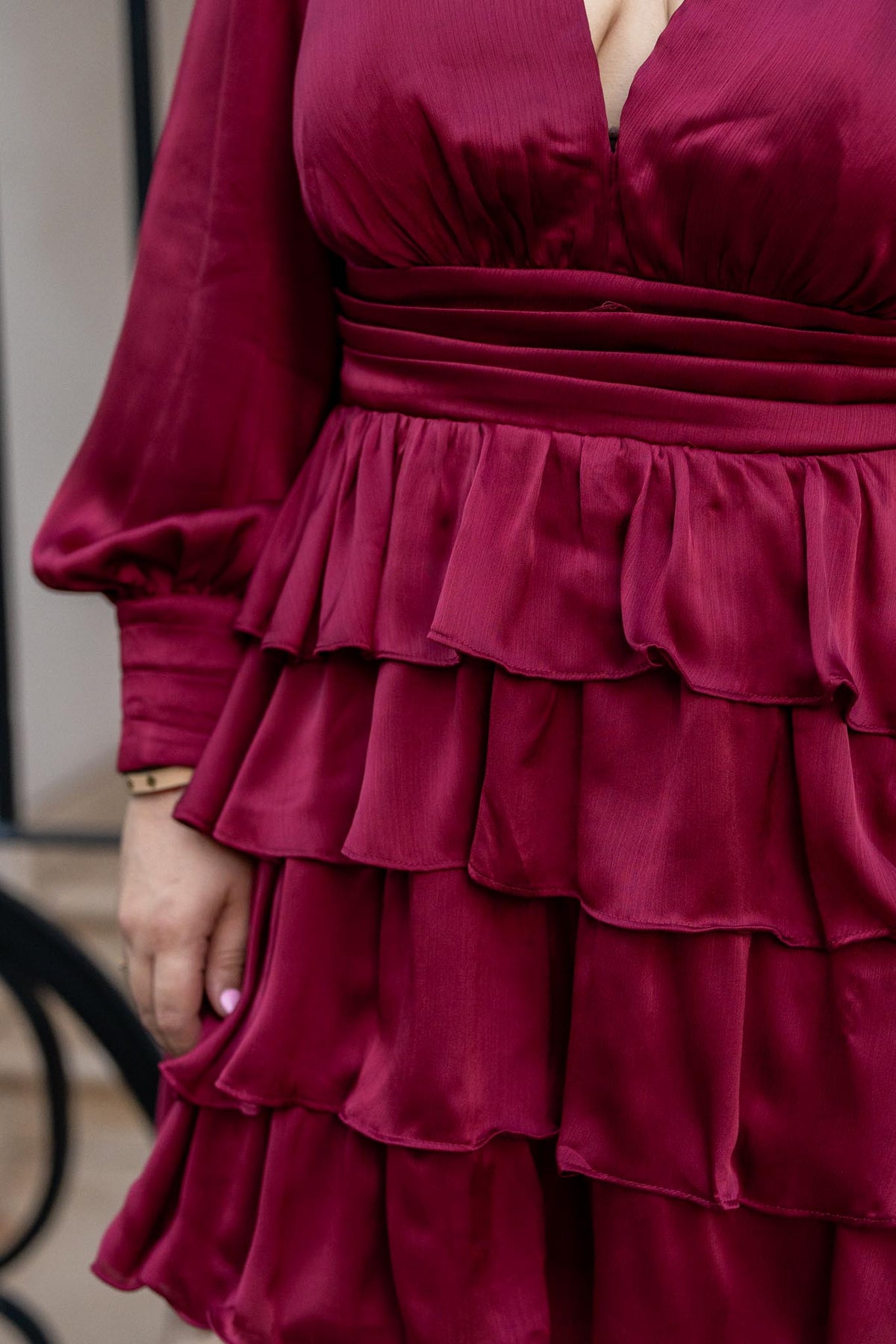 Vestido Curvy Escote V Holanes Satín Tinto