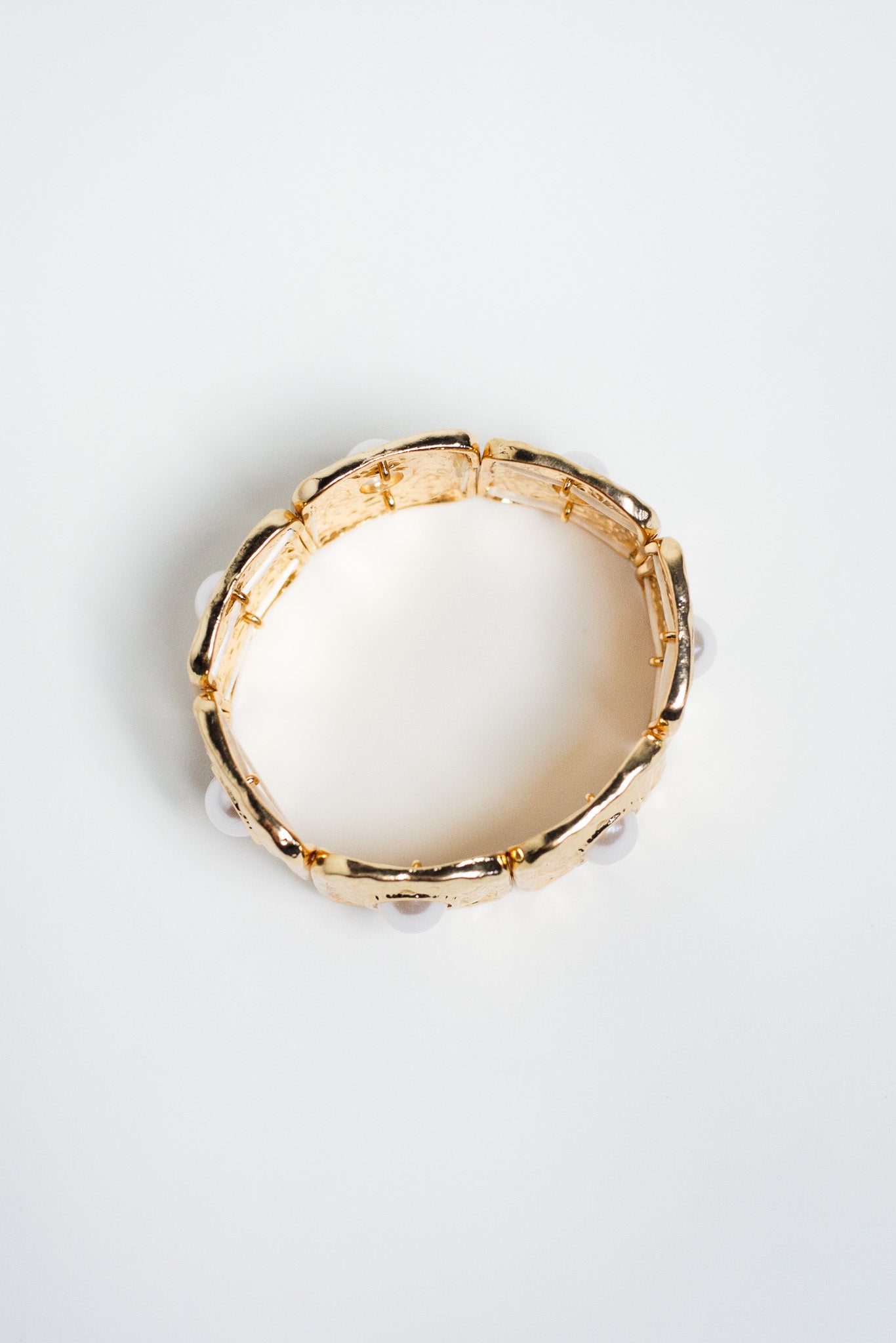 Pulsera Elastica Cuadros Martillados con Perla Dorada