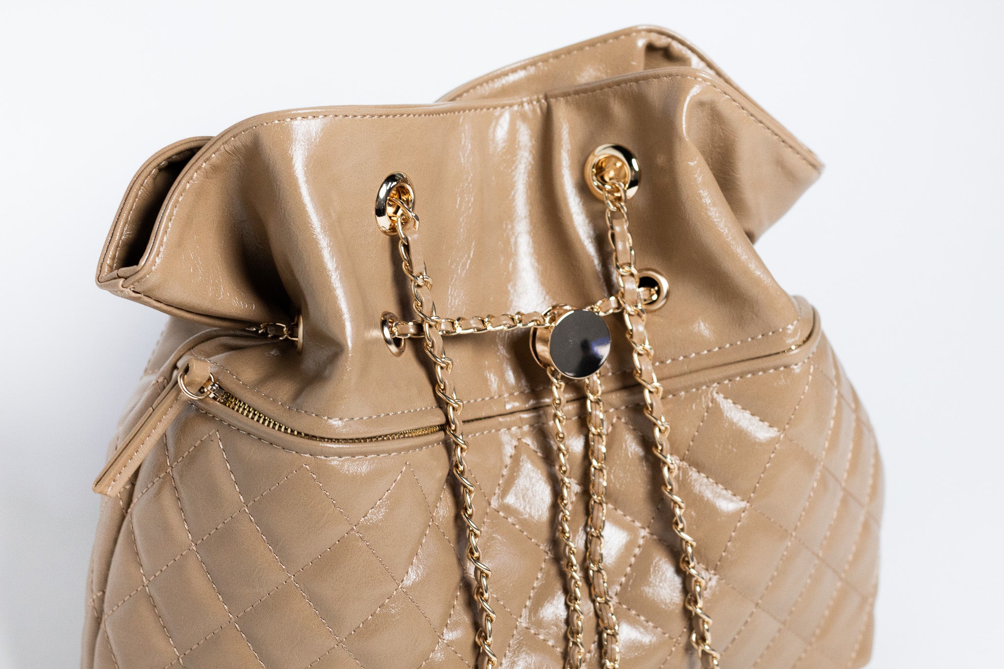 Bolsa Bucket Capitoneada Beige con Cadena Dorada