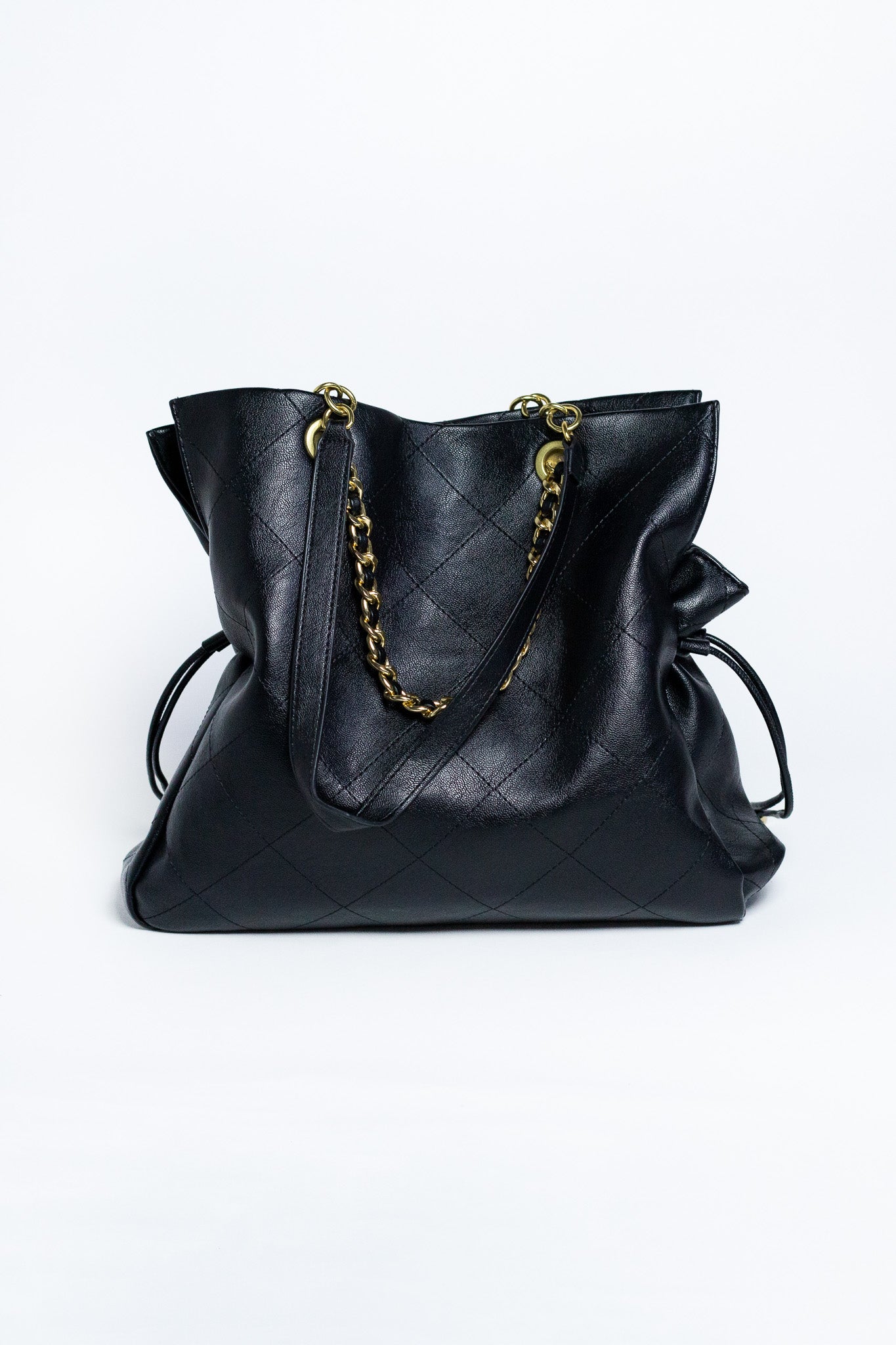 Bolsa Tote Negra Grande con Cadena Dorada