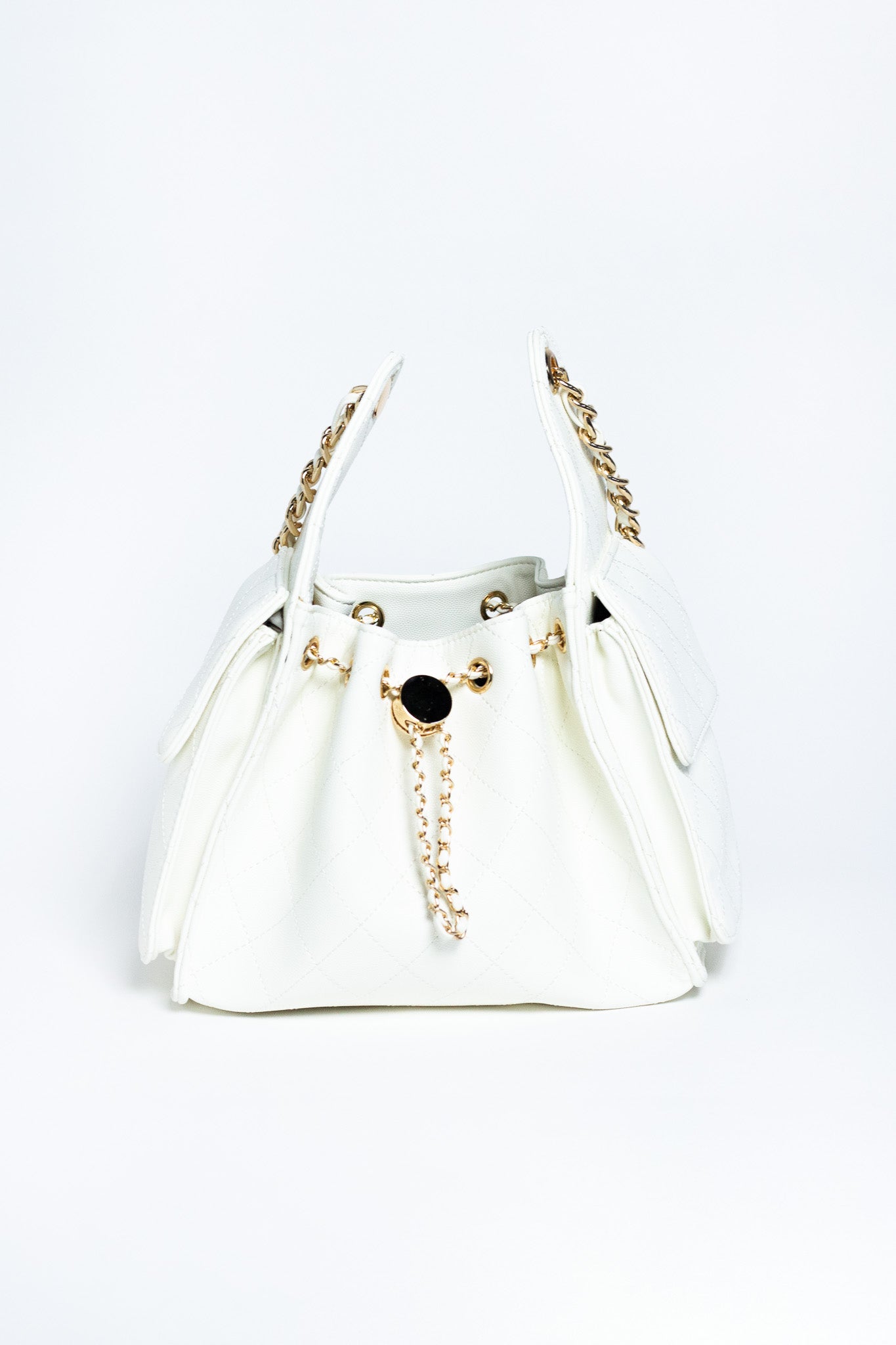 Bolsa Bucket Capitoneada Blanca con Cadena Dorada
