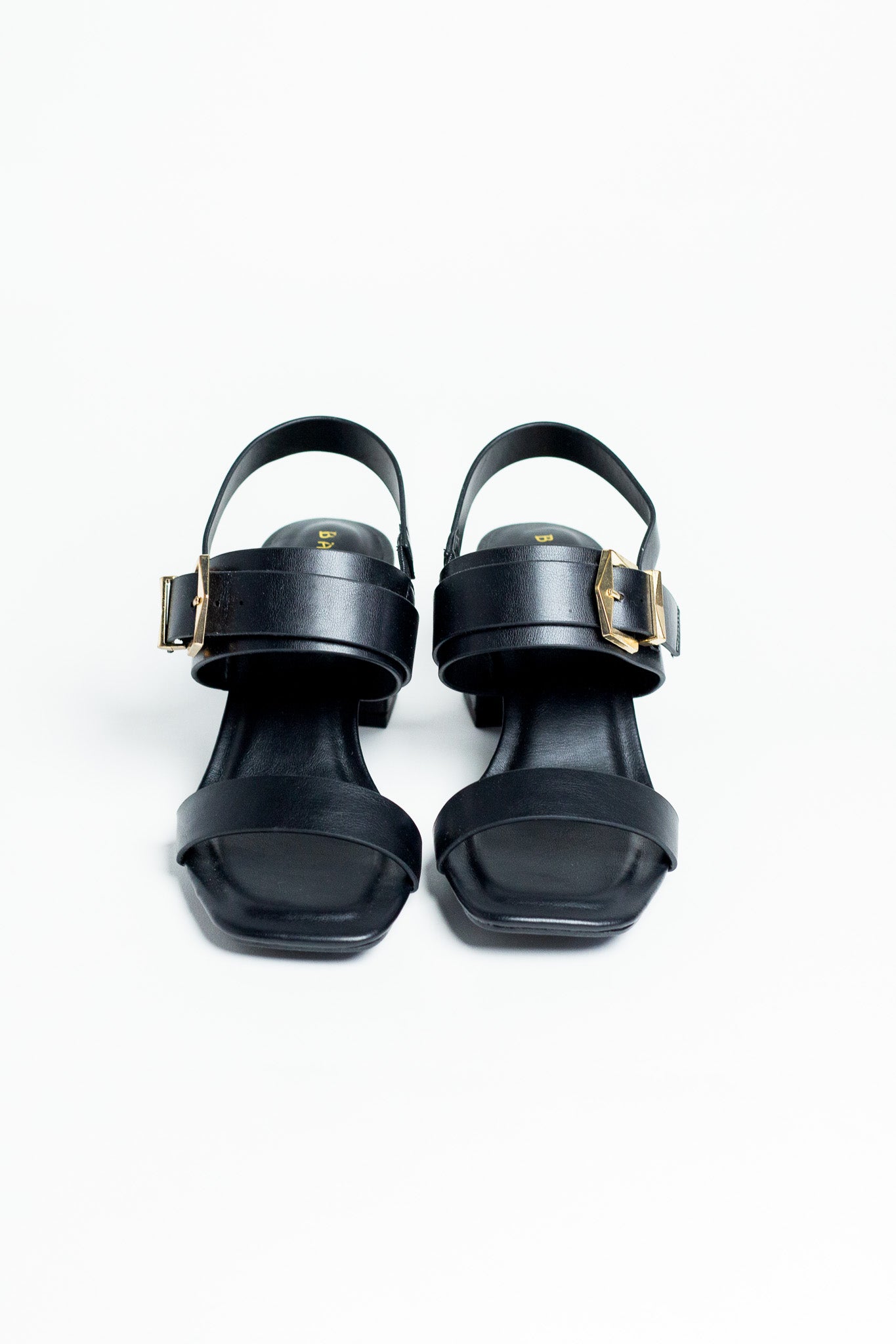 Zapatilla tiras hebilla negra para mujer
