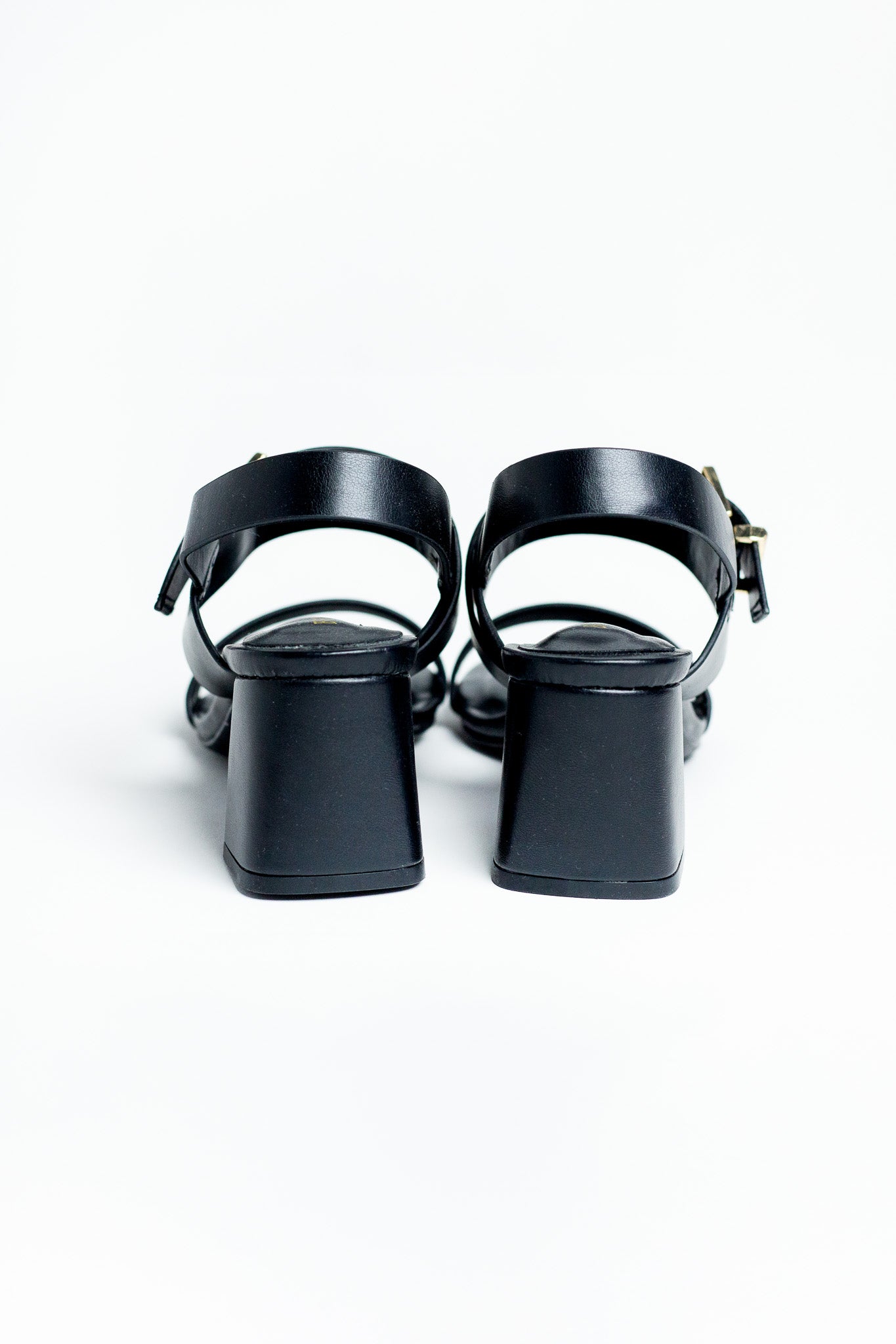 Zapatilla tiras hebilla negra para mujer