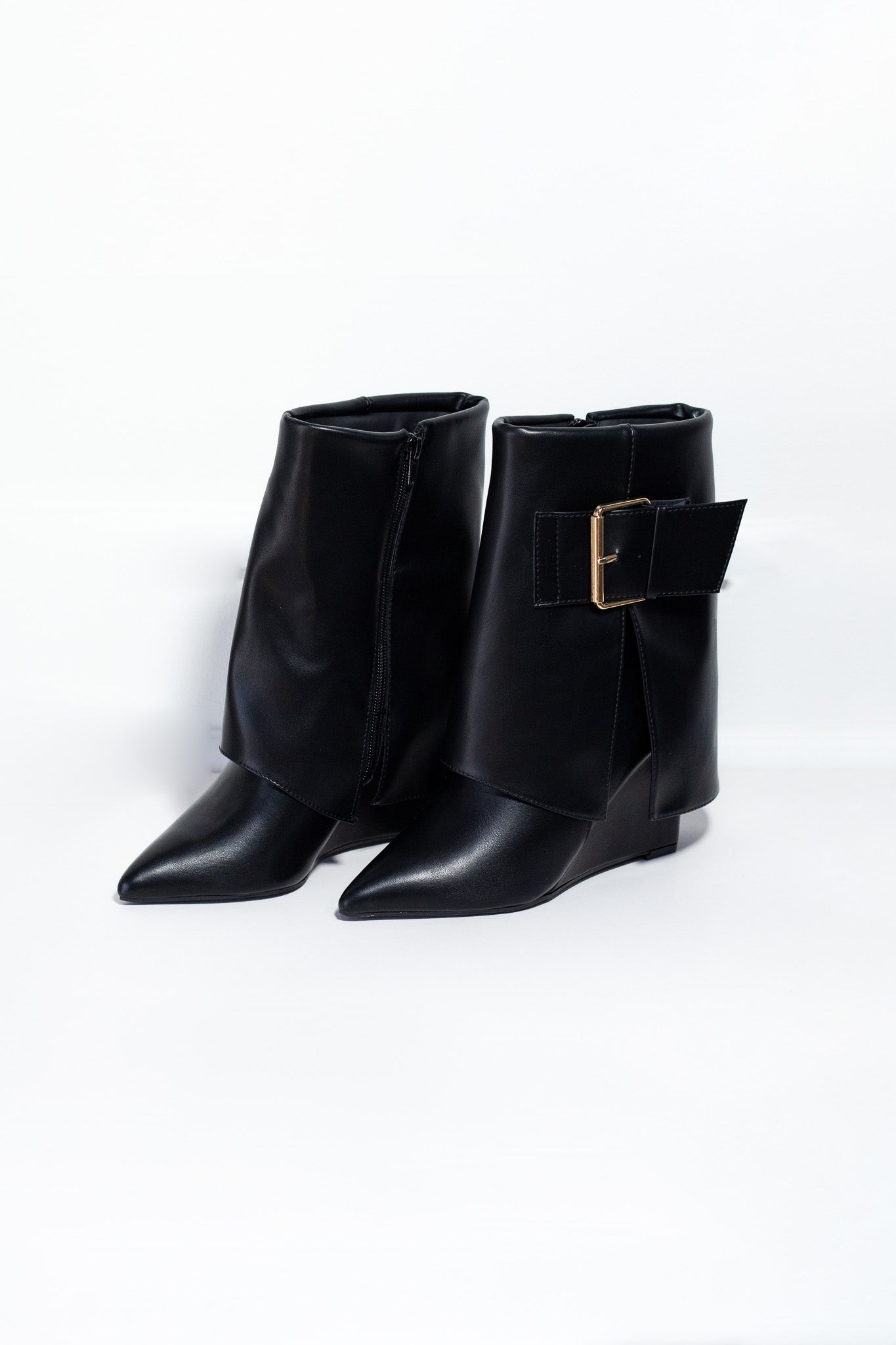 Botas Plus-Friendly Negras Tacón Corrido Punta Fina Hebilla