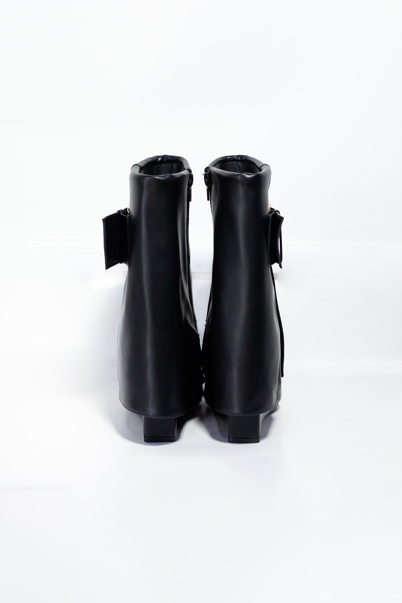 Botas Plus-Friendly Negras Tacón Corrido Punta Fina Hebilla