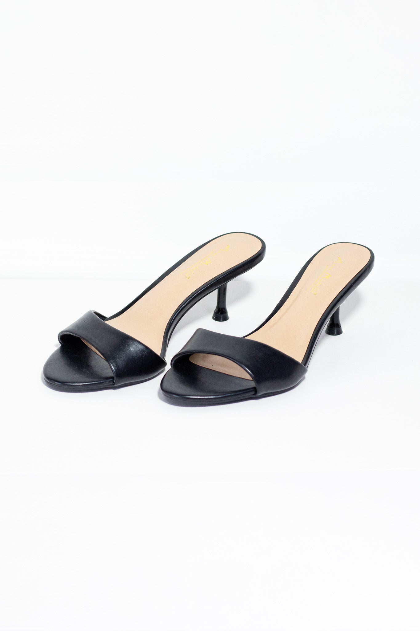 Zapatilla Lisa Negra Plus-Friendly Clásica Atemporal Indispensable