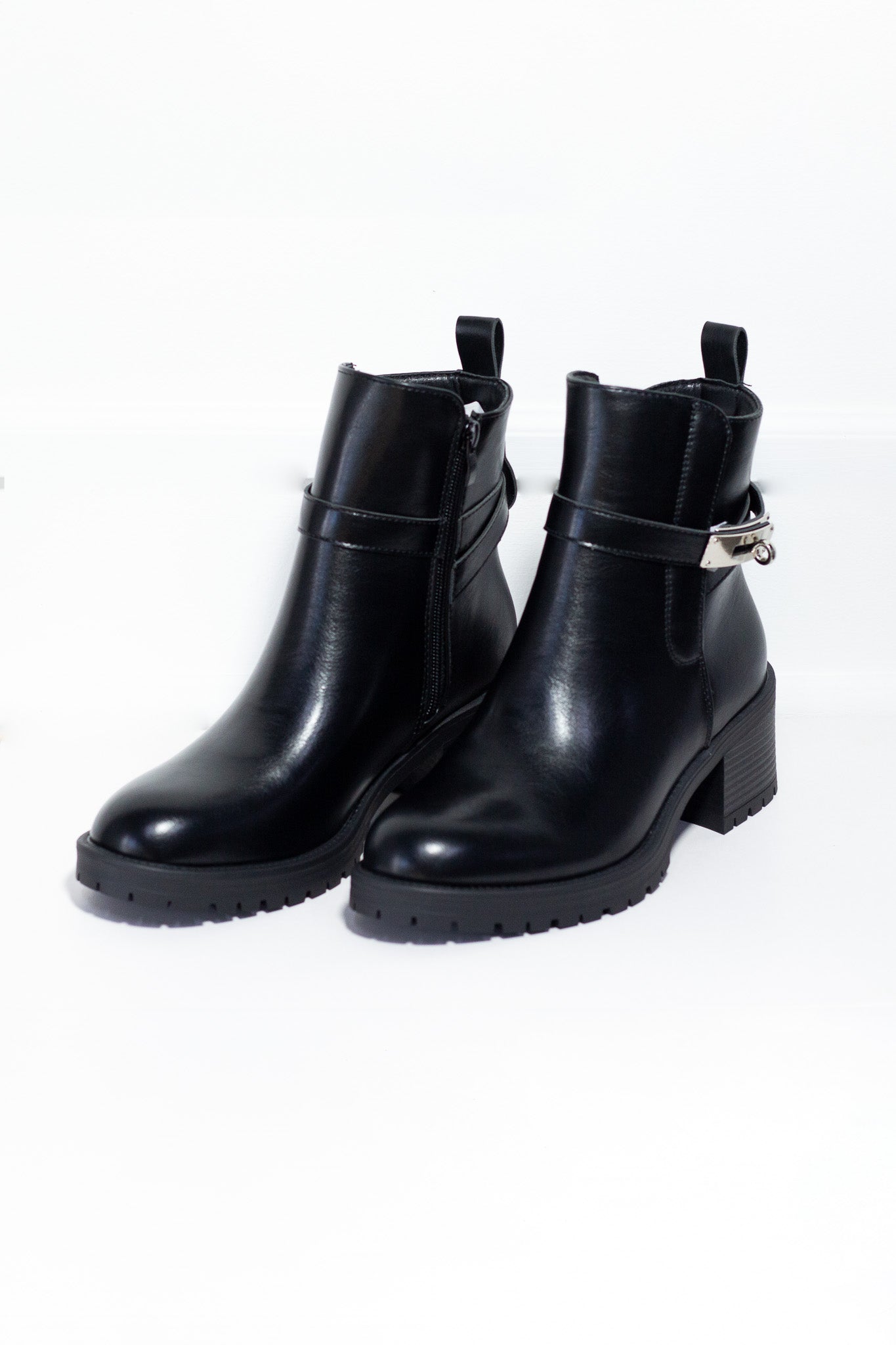 Leather ankle boot with black hardware