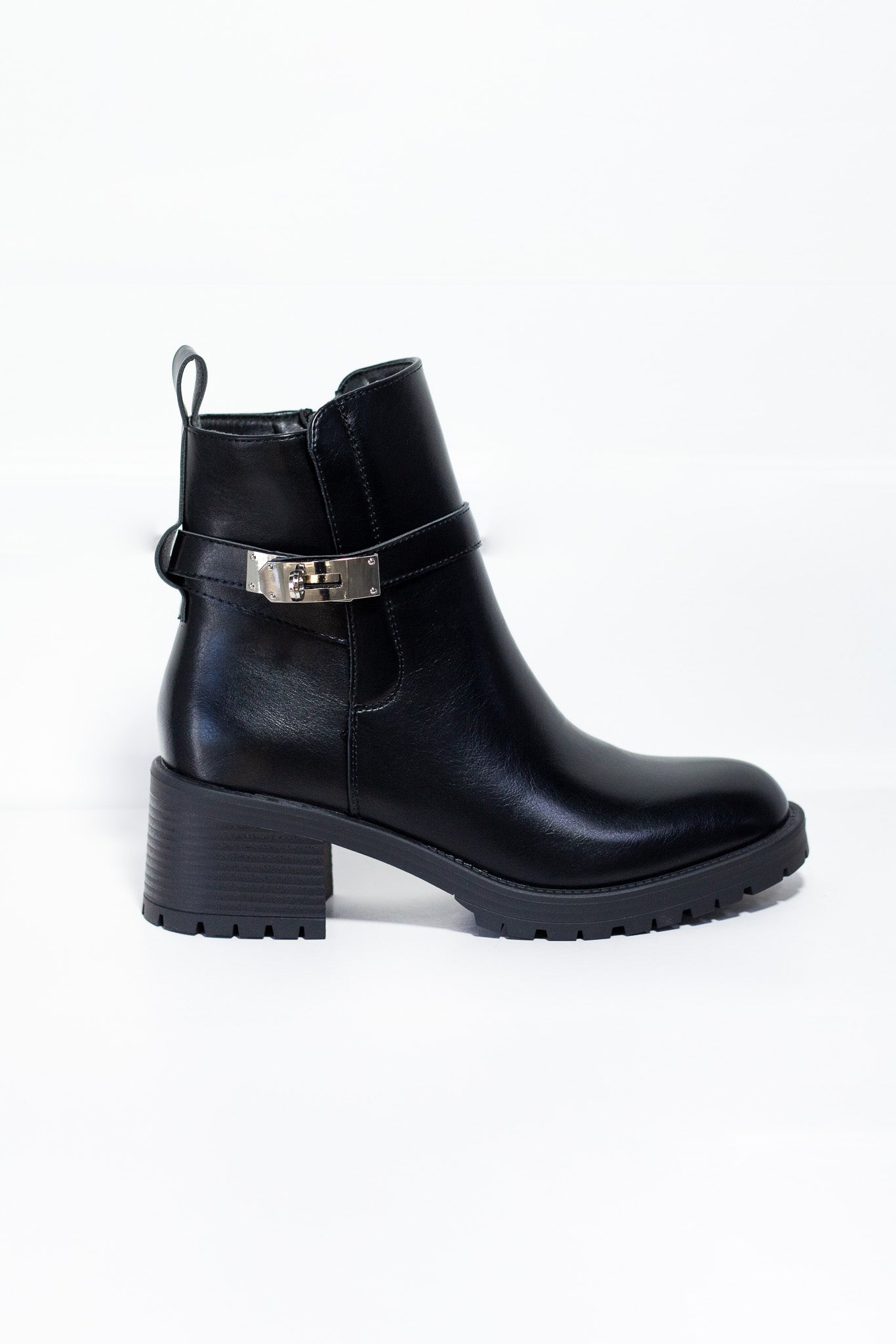 Leather ankle boot with black hardware