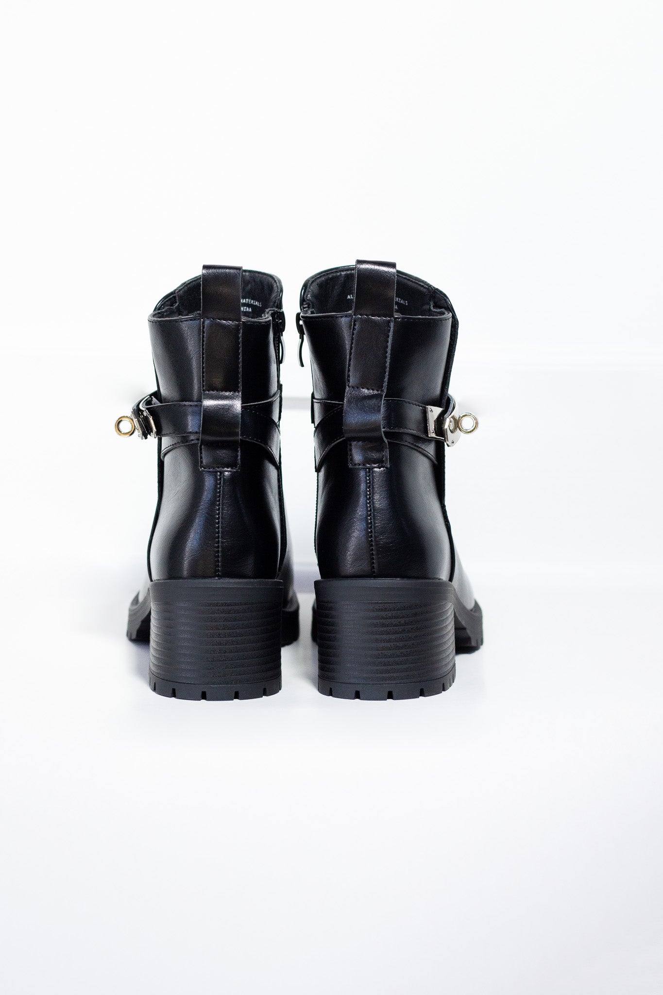 Leather ankle boot with black hardware
