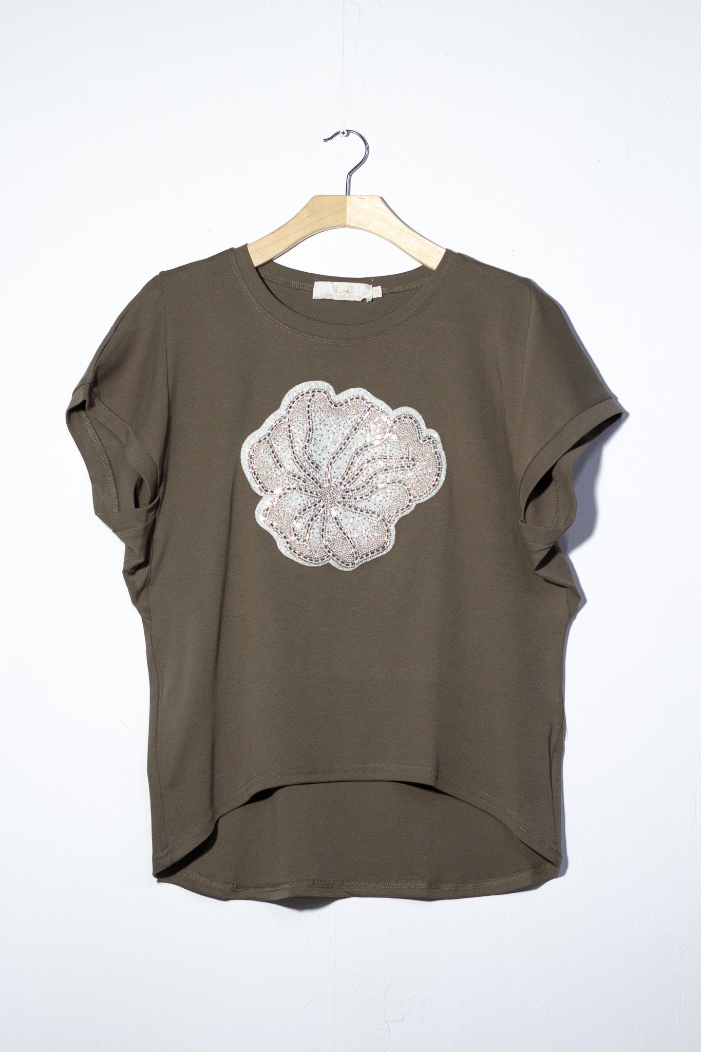 Blusa con flor brillos