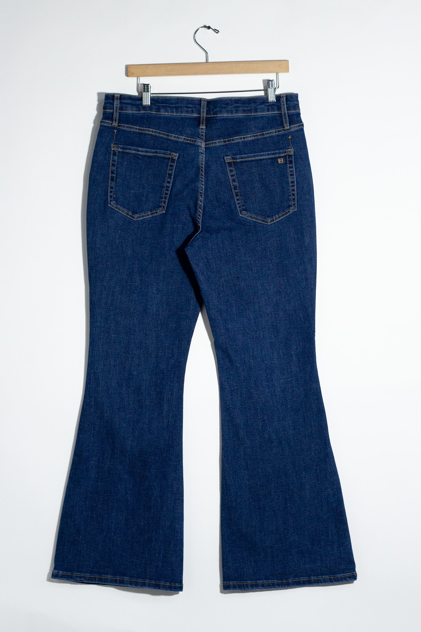 Jeans Flare Liso Curvy Oscuro