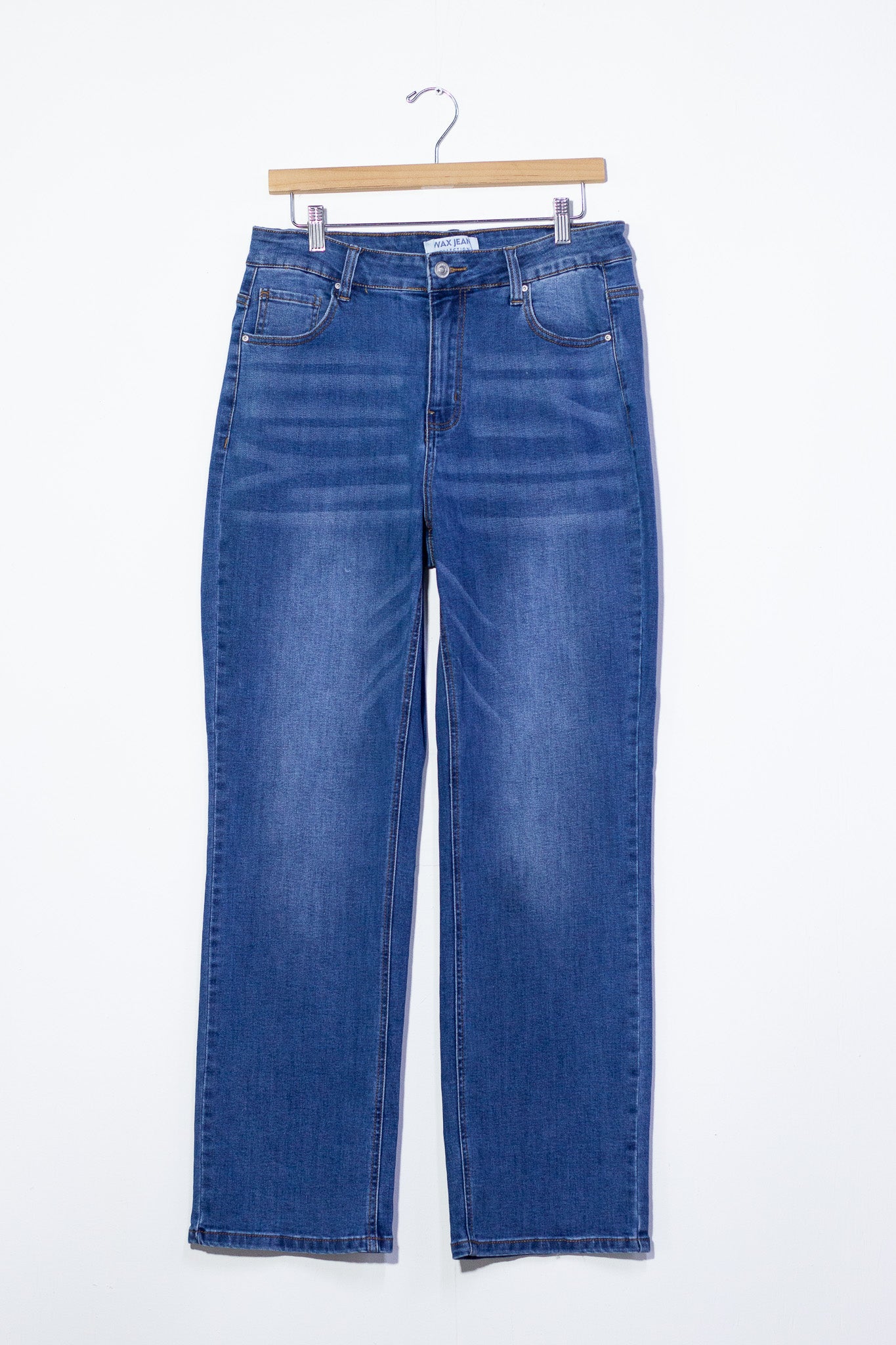 Modelo curvy usando jeans corte recto en mezclilla clara con stretch que realza curvas, talla extra plus size