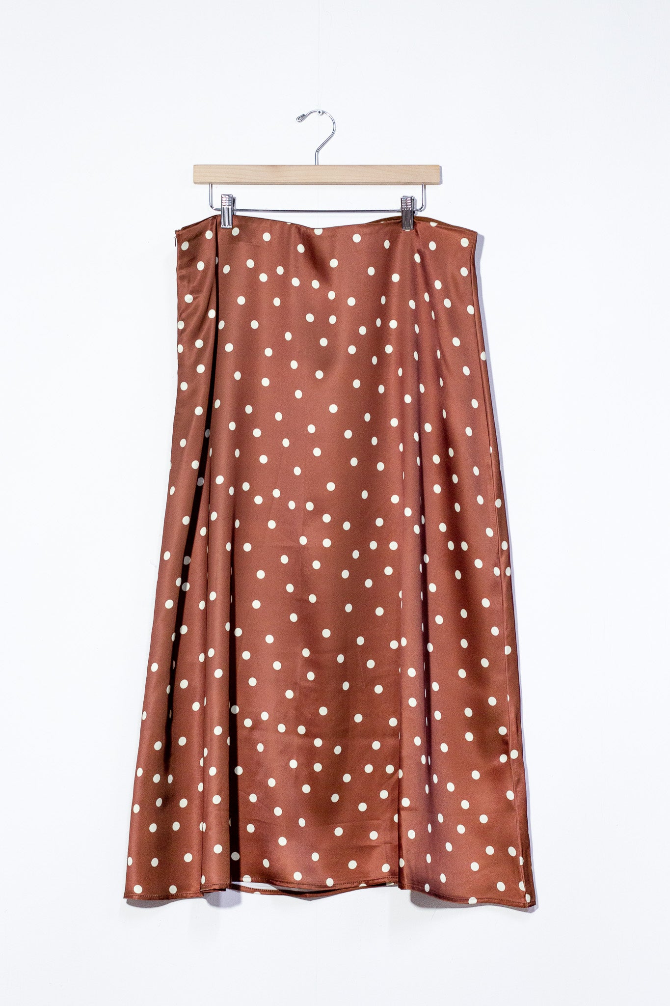 Falda satin polka cafe