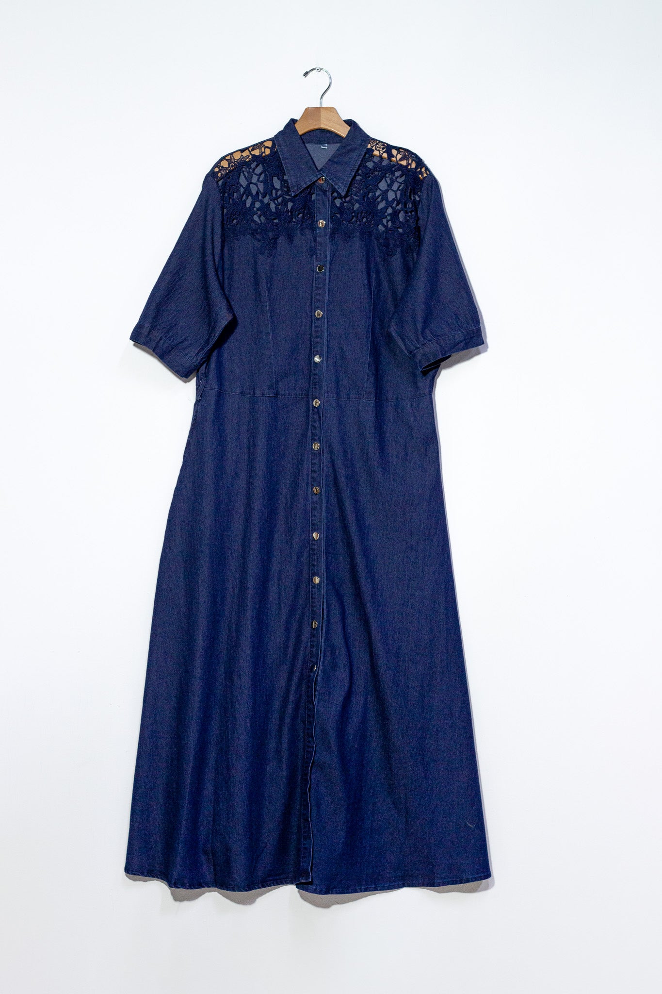 Maxi vestido camisero bordado denim