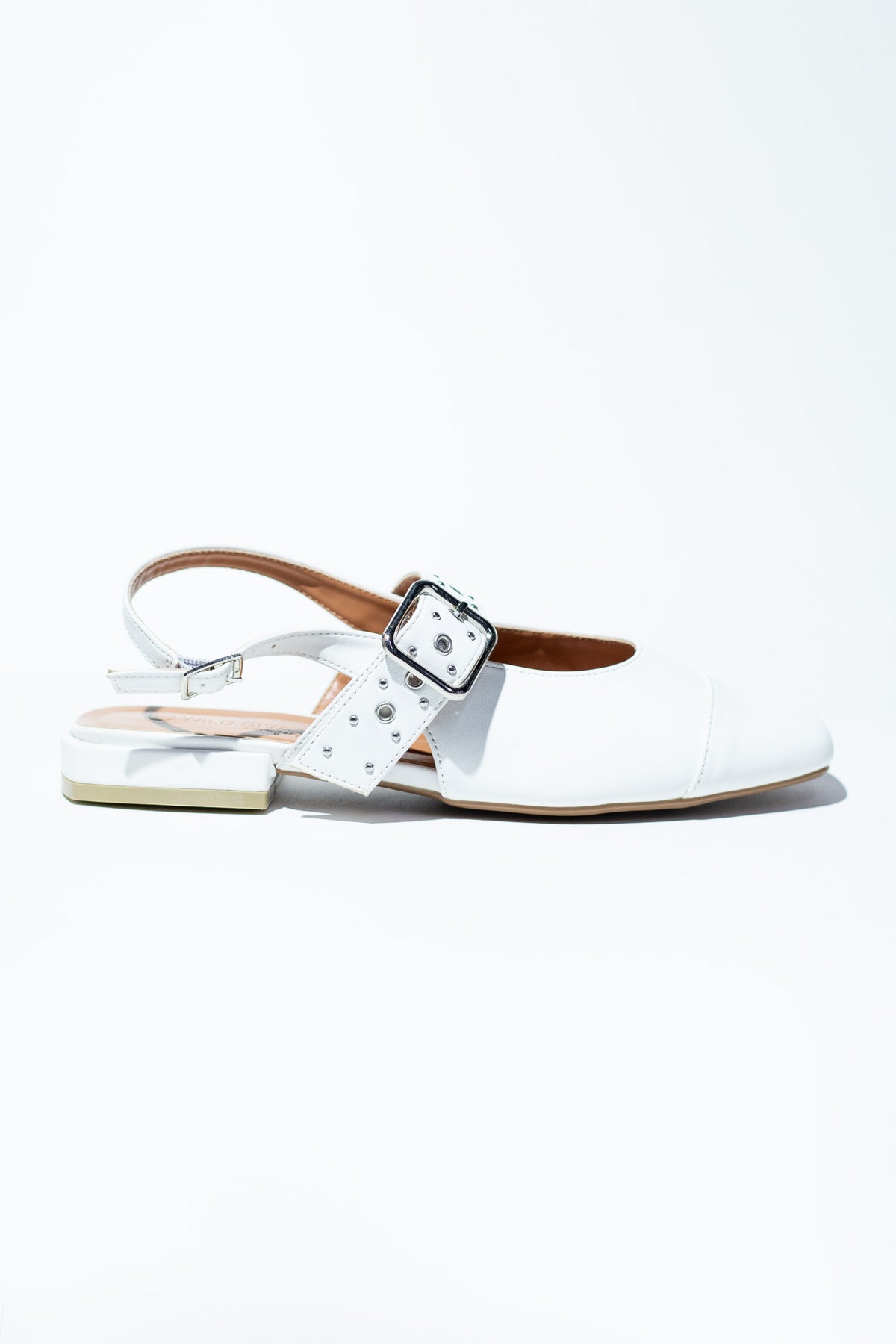 Flats hebilla estoperoles blancos