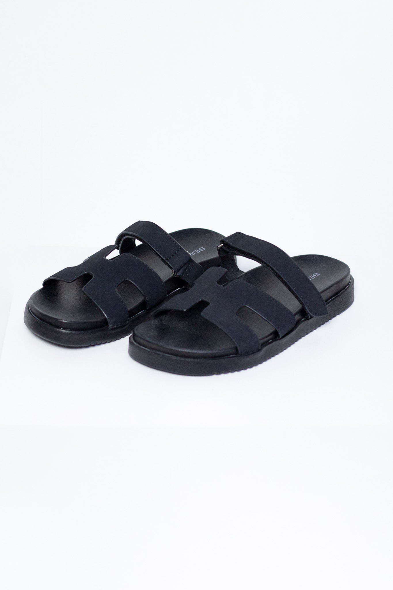 Sandalia Estilo H Negra Plus-Friendly Clásica Atemporal