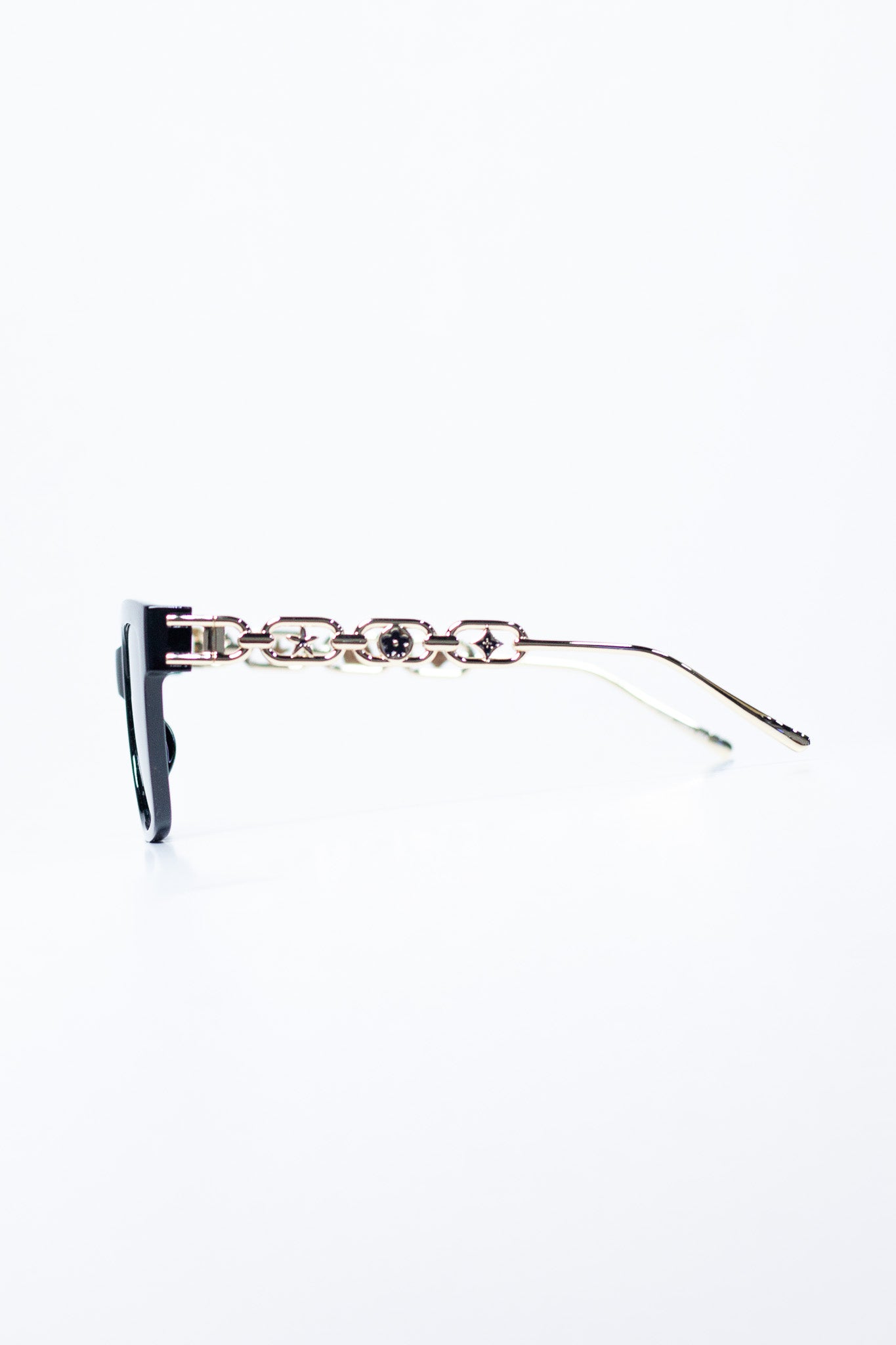 Lentes Sol Curvy-Friendly negros con detalles de cadena