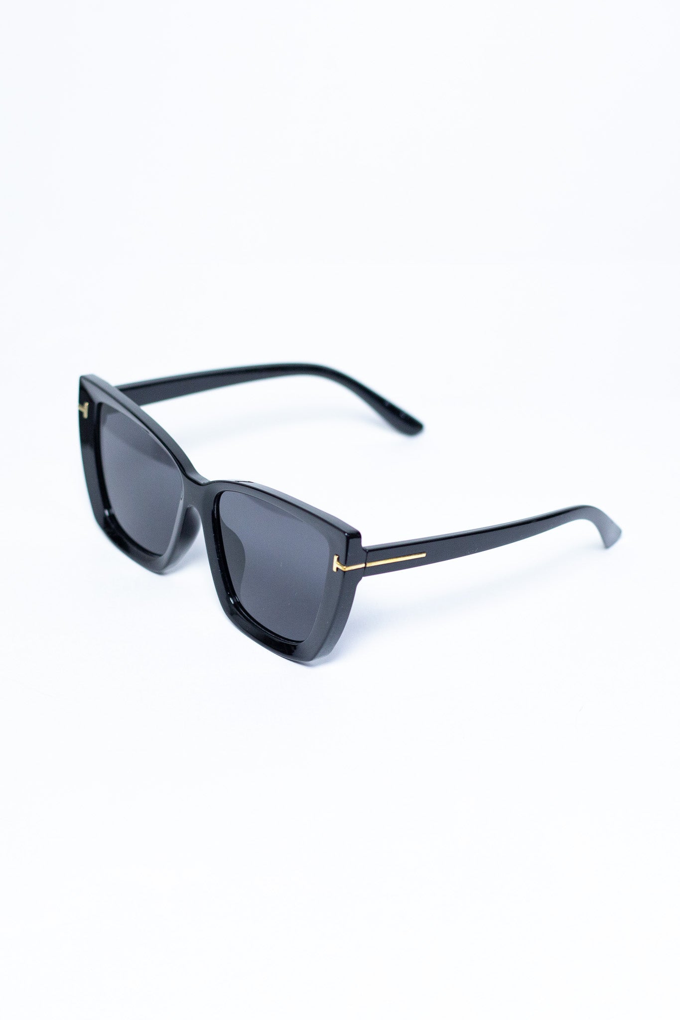 Lentes Sol Curvy-Friendly oversize negros con detalle dorado