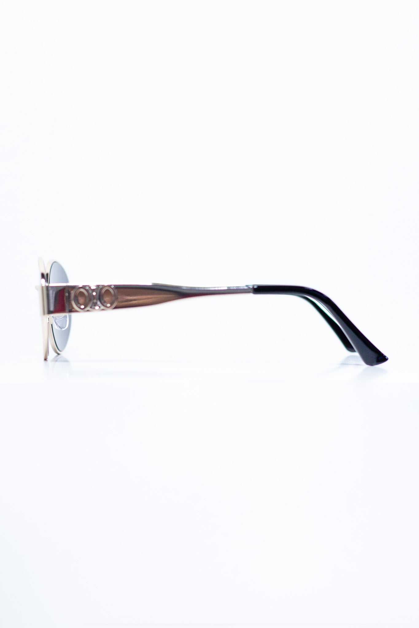 Lentes Sol Curvy-Friendly Ovalados Dorado Negro