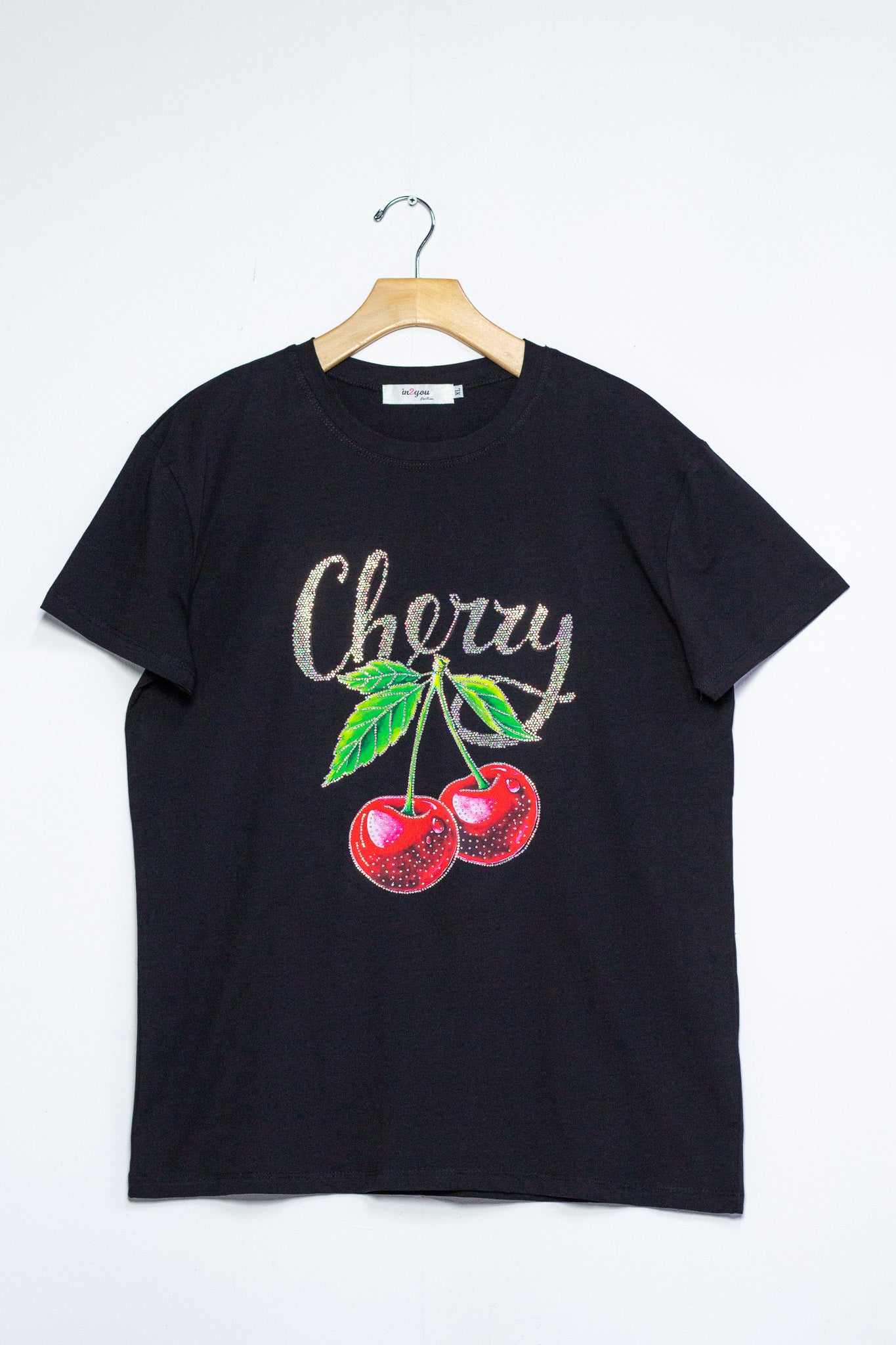 Playera Curvy Cherry con Piedras Negra Statement Casual Chic