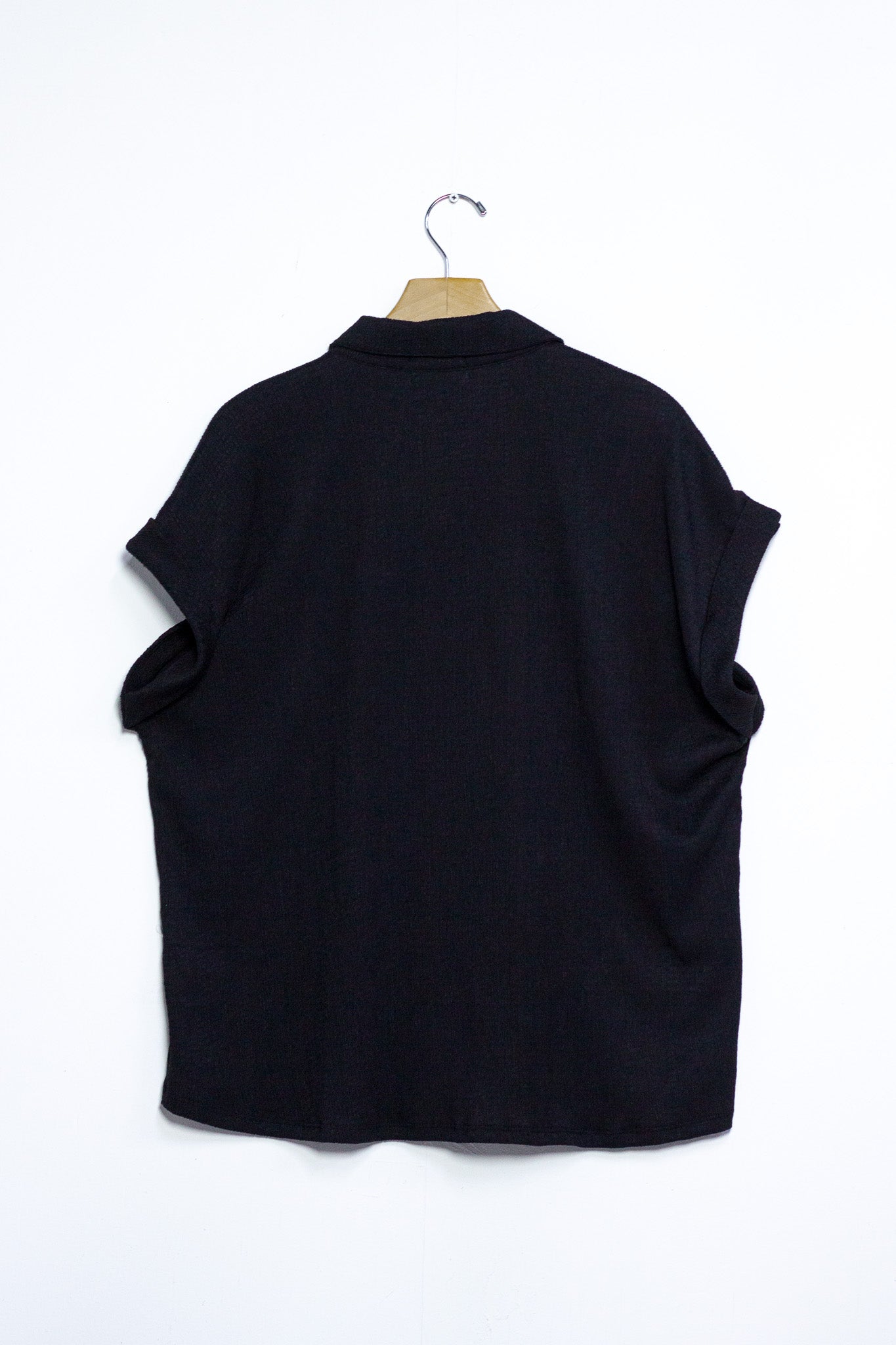Camisa Curvy Texturizada con Bolsa Frontal Negro Rosa Casual