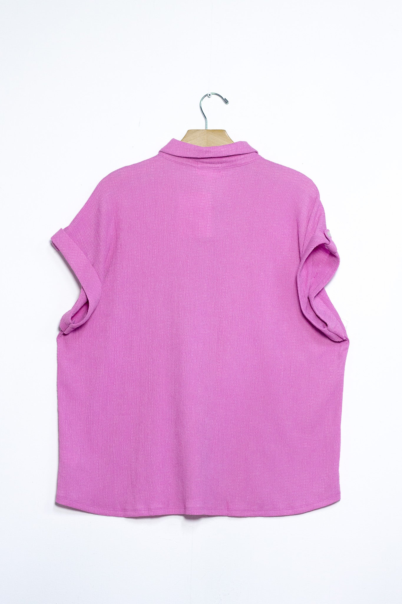 Camisa Curvy Texturizada con Bolsa Frontal Negro Rosa Casual