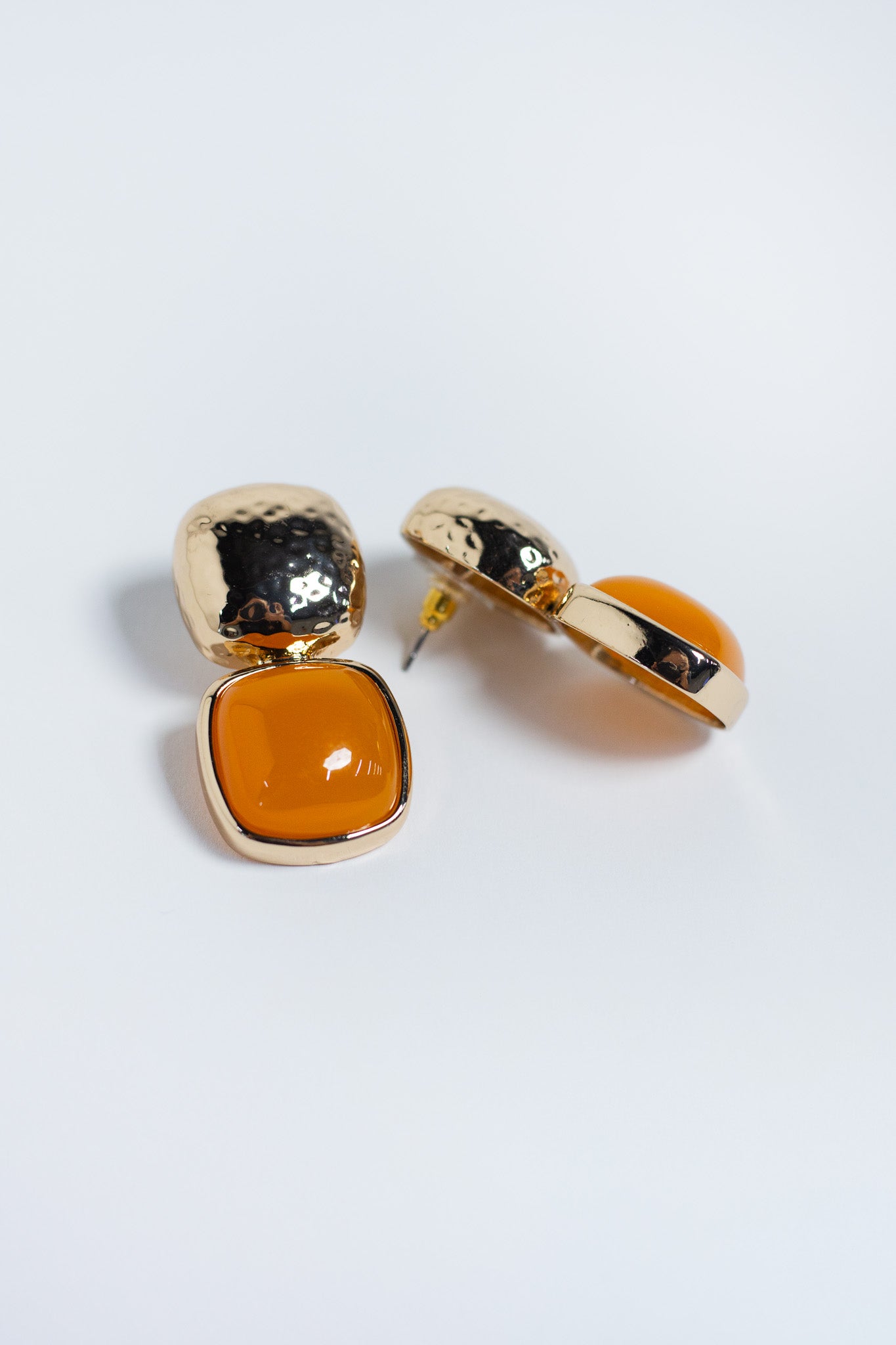 Aretes Curvy Dorados con Piedra Color Ámbar