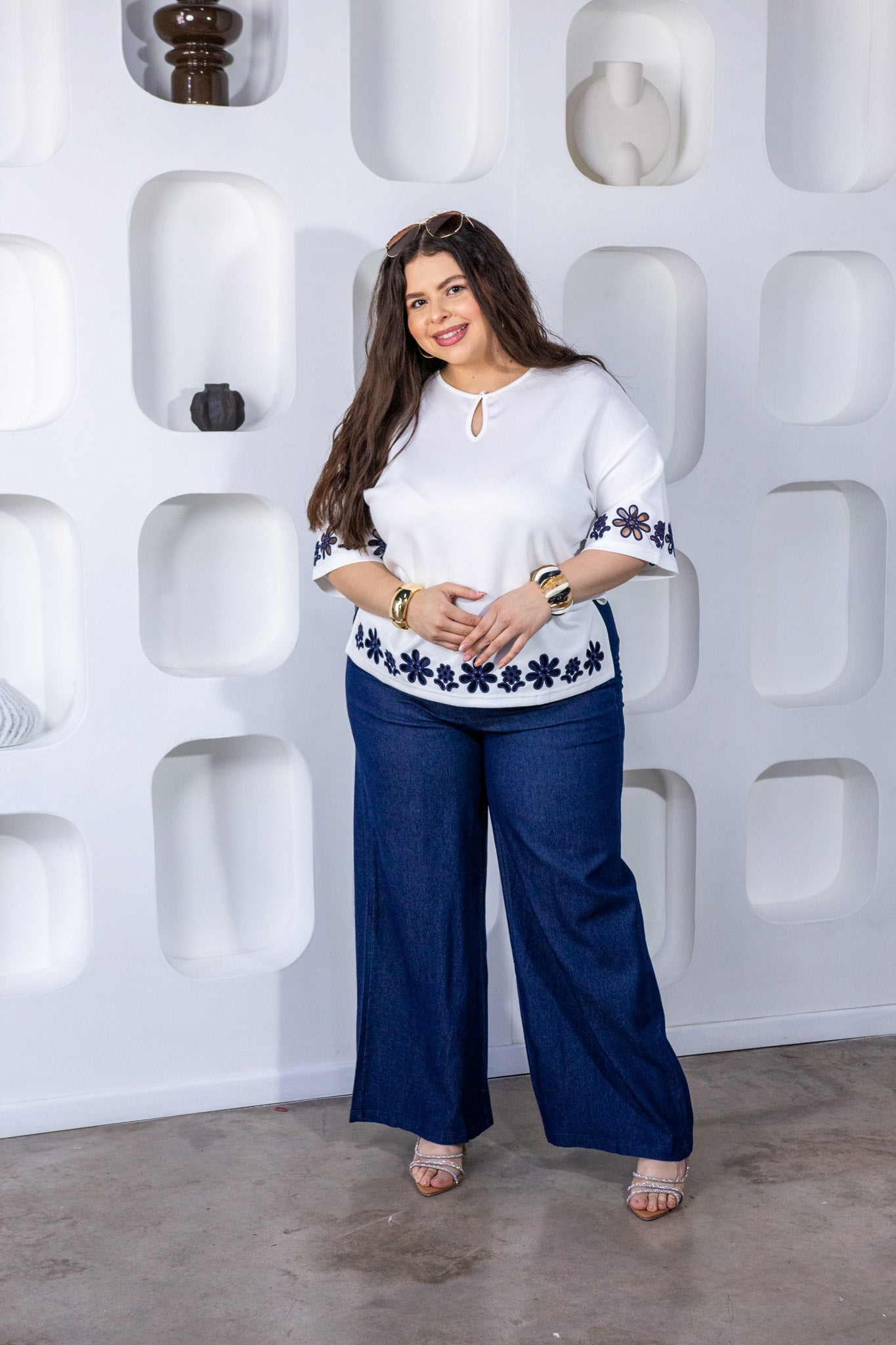 Blusa Curvy Bordada Flores Manga Acampanada Blanco con Navy