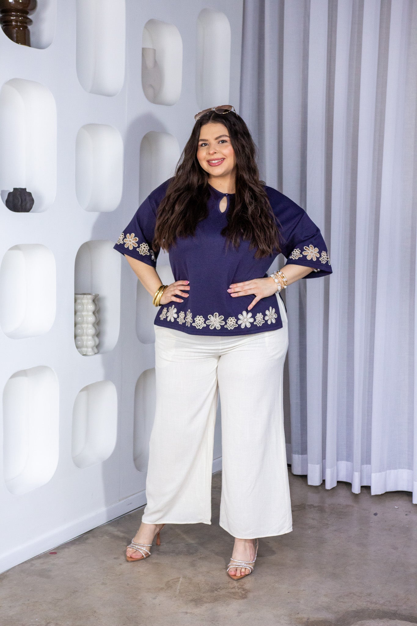 Blusa Curvy Bordada Flores Manga Acampanada Navy con Crema